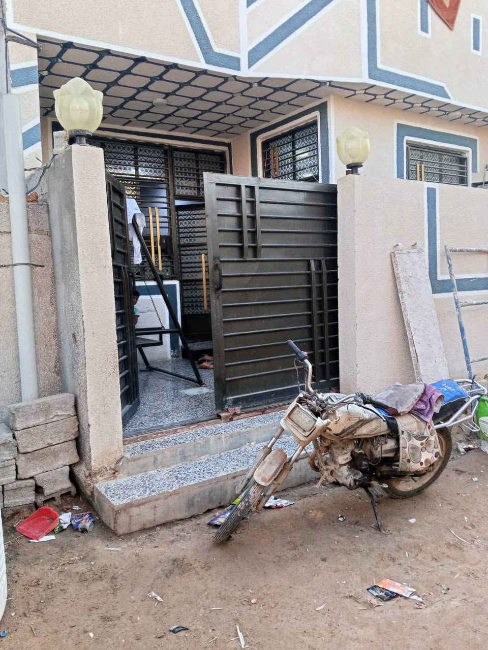 بيت للبيع المساحه 100 متر  طابق ونص منطقة العامرية قرب سيطرت الابراهيمية شارع تبليط يبعد عن طريق الزوار 700 متر السعر 58 بي مجال بسيط ***********
