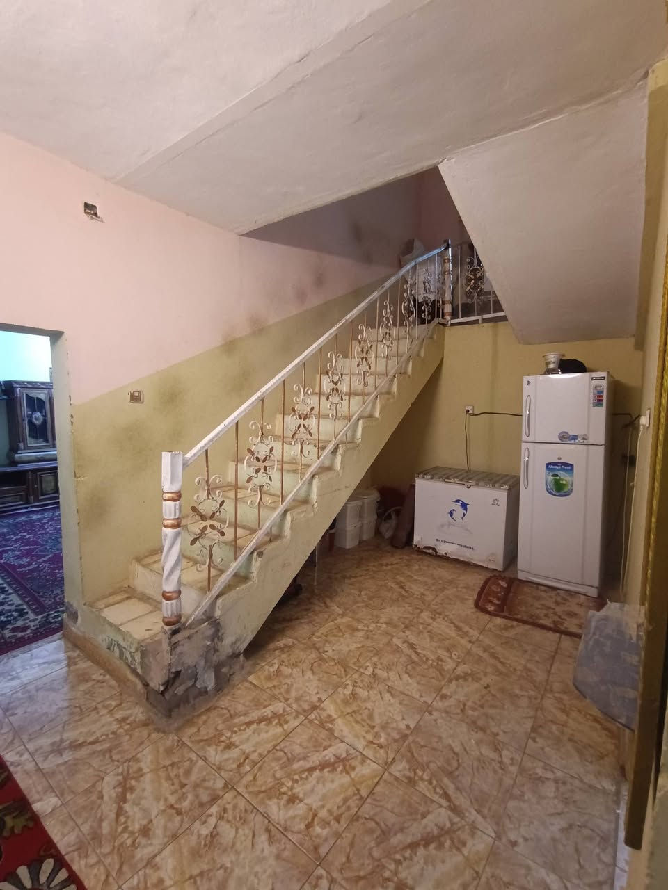 السلام عليكم بيت للبيع 180 م ركن منطقة دور الزراعه مجاور شارع ابو السماعات بلخدمي بيت طابقين يحتوي الطابق الارضي
غرفة ظيوف وصاله ومطبخ وكراج وغرفه فوك وجوه +بلكونه  عله طول الكراج وبيتونه 
الطابق الثاني يعتبر مشتمل معزول داخل البيت 
يحتوي عله مطبخ وصاله وغرفه داخله سويت 
للاستفسار الاتصال ع الرقم ***********
