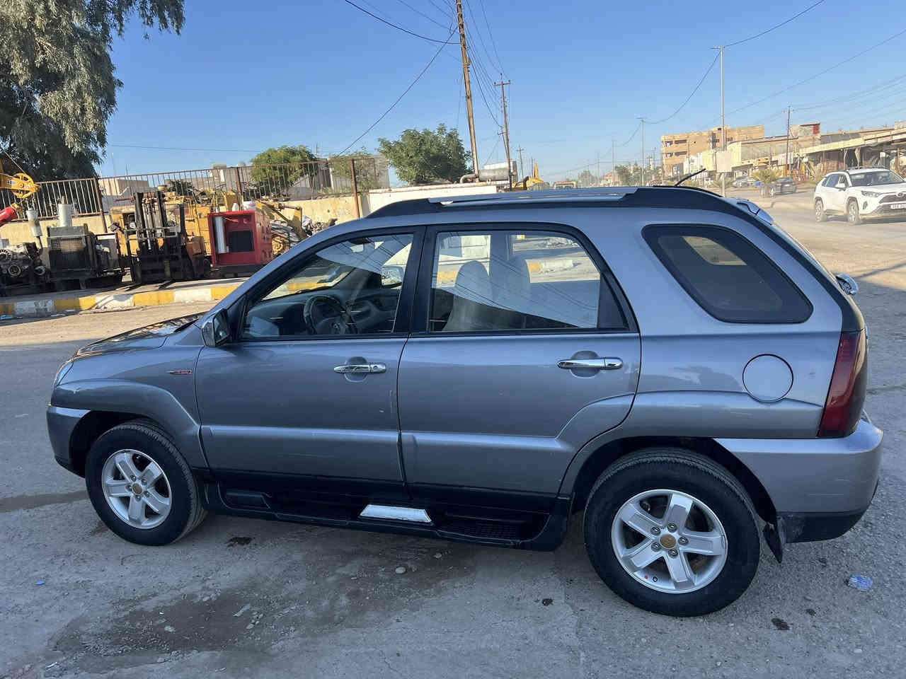 سلام عليكم 
كيا سبورتج 2009 خليجي رقم سليمانيه شرط التحويل 
محرك 4 سلندر 2000 بلادي فور ويل حداديه تخم تاير 
بيها قطعه فقط. داخل عسلي 
مكاني سامراء السعر 112 بيها مجال 
***********
