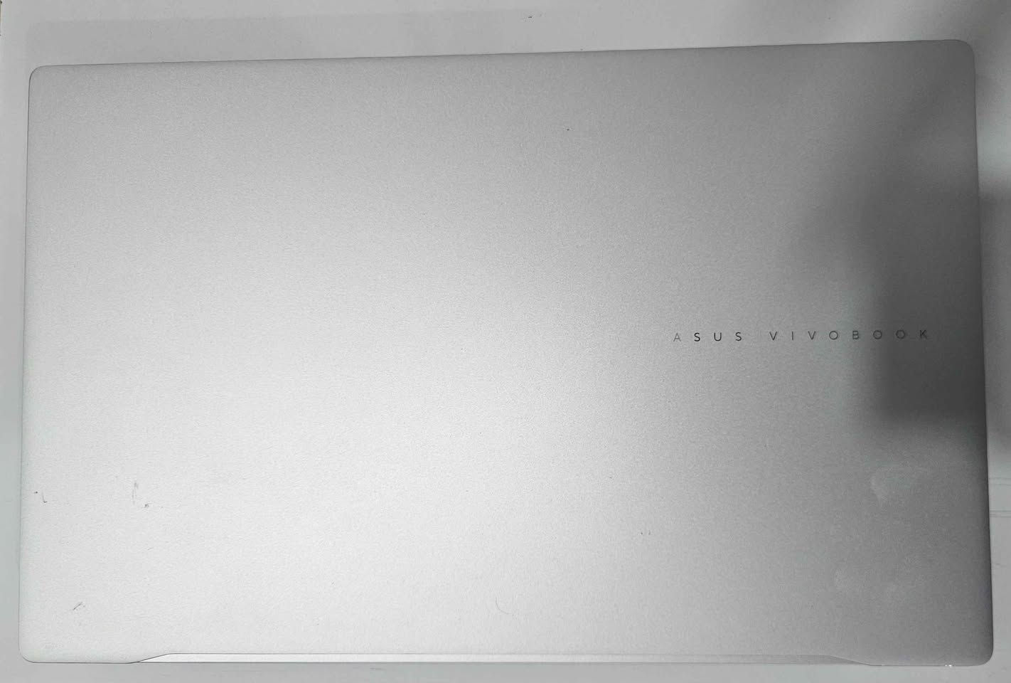 Asus Vivobook S15 S5507Q

🧠 المعالج (CPU)

Qualcomm Snapdragon X Elite X1E-78-100

حتى 12 نواة / 12 خيط

سرعة تصل إلى 3.4GHz

معالج ذكاء اصطناعي NPU حتى 45 TOPS 

🎮 كرت الشاشة (GPU)

Qualcomm Adreno مدمج 

🖥️ الشاشة

15.6 بوصة OLED

دقة 3K (2880×1620)

معدل تحديث 120Hz

سطوع حتى 600 شمعة

ألوان 100% DCI-P3

زمن استجابة 0.2ms 

💾 الرام والتخزين

RAM: 16GB LPDDR5X

SSD: 1TB NVMe PCIe 4.0 

🤖 الذكاء الاصطناعي

Qualcomm Hexagon NPU

يدعم ميزات Copilot+ في ويندوز 

🔌 المنافذ

2× USB-A 3.2

2× USB-C (USB4) مع دعم الشحن والعرض

HDMI 2.1

منفذ سماعات 3.5 مم

قارئ microSD 

📶 الاتصال

Wi-Fi 7

Bluetooth 5.4 

🎥 الكاميرا والصوت

كاميرا FHD مع IR (Windows Hello)

سماعات Harman/Kardon 

🔋 البطارية

70 واط- 🧠 المعالج (CPU)

Qualcomm Snapdragon X Elite X1E-78-100

حتى 12 نواة / 12 خيط

سرعة تصل إلى 3.4GHz

معالج ذكاء اصطناعي NPU حتى 45 TOPS 

🎮 كرت الشاشة (GPU)

Qualcomm Adreno مدمج 

🖥️ الشاشة

15.6 بوصة OLED

دقة 3K (2880×1620)

معدل تحديث 120Hz

سطوع حتى 600 شمعة

ألوان 100% DCI-P3

زمن استجابة 0.2ms 

💾 الرام والتخزين

RAM: 16GB LPDDR5X

SSD: 1TB NVMe PCIe 4.0 

🤖 الذكاء الاصطناعي

Qualcomm Hexagon NPU

يدعم ميزات Copilot+ في ويندوز 

🔌 المنافذ

2× USB-A 3.2

2× USB-C (USB4) مع دعم الشحن والعرض

HDMI 2.1

منفذ سماعات 3.5 مم

قارئ microSD 

📶 الاتصال

Wi-Fi 7

Bluetooth 5.4 

🎥 الكاميرا والصوت

كاميرا FHD مع IR (Windows Hello)

سماعات Harman/Kardon 

🔋 البطارية

70 واط- 18 ساعة تقريبًا

3 خلايا Li-ion 

⚖️ الوزن والحجم

الوزن حوالي 1.4 كغم

هيكل ألمنيوم نحيف 

⌨️ مميزات إضافية

لوحة مفاتيح بإضاءة RGB

زر Copilot

مستشعر بصمة عبر الكاميرا (Windows Hello) Face ID7 ساعة تقريبًا

3 خلايا Li-ion 

⚖️ الوزن والحجم

الوزن حوالي 1.4 كغم

هيكل ألمنيوم نحيف 

⌨️ مميزات إضافية

لوحة مفاتيح بإضاءة RGB

زر Copilot

مستشعر بصمة عبر الكاميرا (Windows Hello) Face ID

السعر 1،100،000

يوجد توصيل لكل المحافظات

https://t.me/epic_store2 بغداد, العراق


**إذا كنت صاحب هذا الإعلان وتريد حذفه لأي سبب، رجاءا أرسل رسالة إلى الدعم الفني**