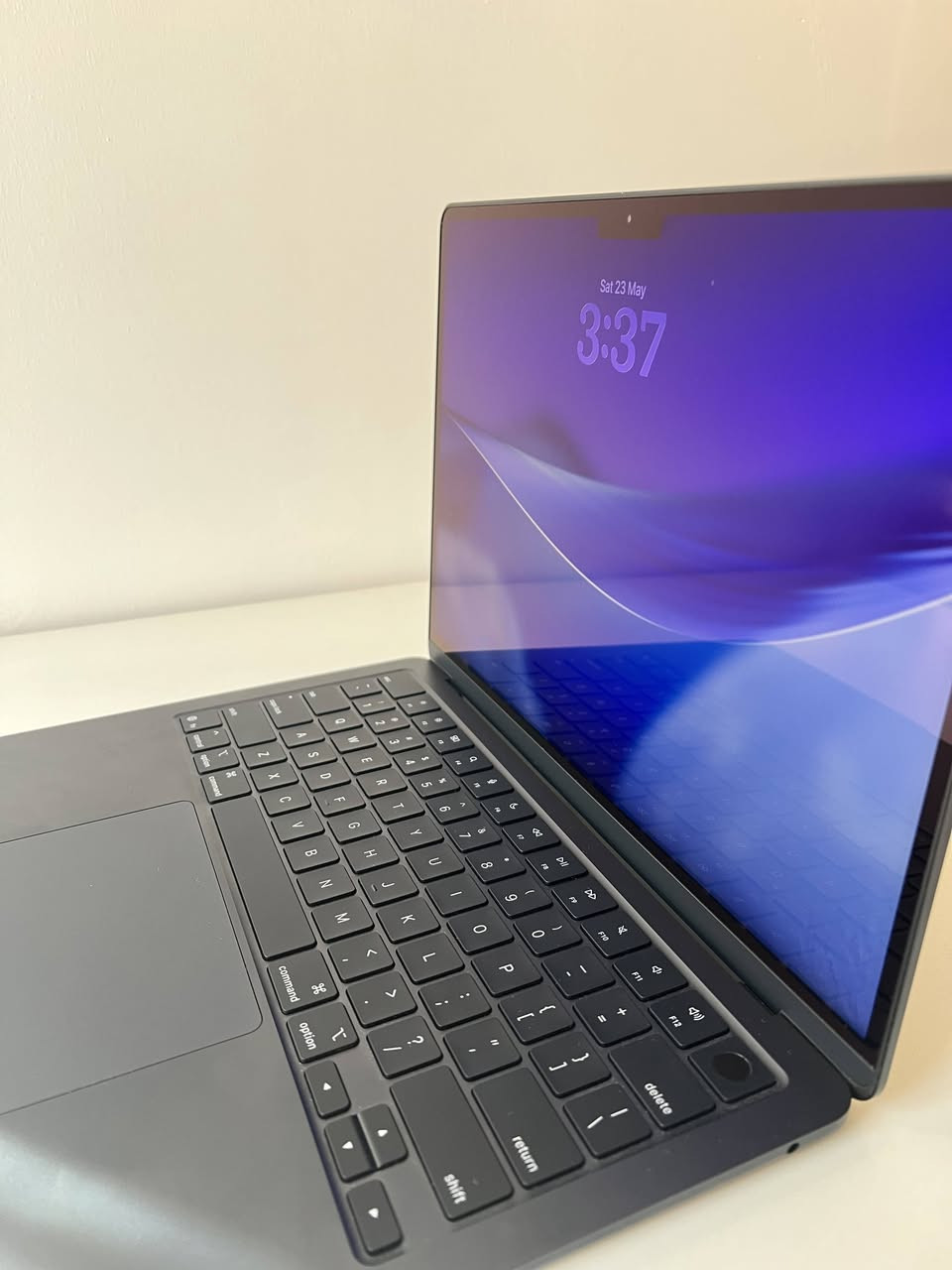 💻 للبيع: MacBook Air 13-inch (M4 Chip) بحالة الوكالة 🍏
السلام عليكم شباب.. عندي لابتوب ماك بوك اير أحدث موديل، الجهاز حيل نظيف وجديد (استخدام خفيف جداً مال كم شهر وبس)، وما يفرق عن الجديد بـ بشي.
📌 المواصفات:
• المعالج: معالج ابل الأحدث M4 Chip (10-core CPU / 8-core GPU) - أداء خارق وسريع جداً.
• الذاكرة (RAM): سعة 16GB memory (يعني ينسى شي اسمه تعليق، ومثالي للمبرمجين، المصممين، وطلاب الهندسة).
• التخزين:256GB SSD فائق السرعة.
• الشاشة: 13.6 إنش Liquid Retina LED بميزة True Tone، ألوان وتفاصيل خيالية.
• اللون: ميدنايت مميز وفخم جداً (Midnight).
🔋 حالة البطارية والضمان:
• صحة البطارية:100% (Normal) يعني جديدة تماماً.
• الضمان: مكفول من شركة ابل وضمانه الفعال ينتهي بتاريخ 24 كانون الثاني 2027 (يعني بعده بضمان الوكالة).
💵 السعر:
1,450,000 دينار عراقي (وقابل للتفاوض والمجال حيل بسيط).
📌 للتواصل والاستفسار: يرجى مراسلة هذا الحساب مباشرة على الخاص.


**إذا كنت صاحب هذا الإعلان وتريد حذفه لأي سبب، رجاءا أرسل رسالة إلى الدعم الفني**