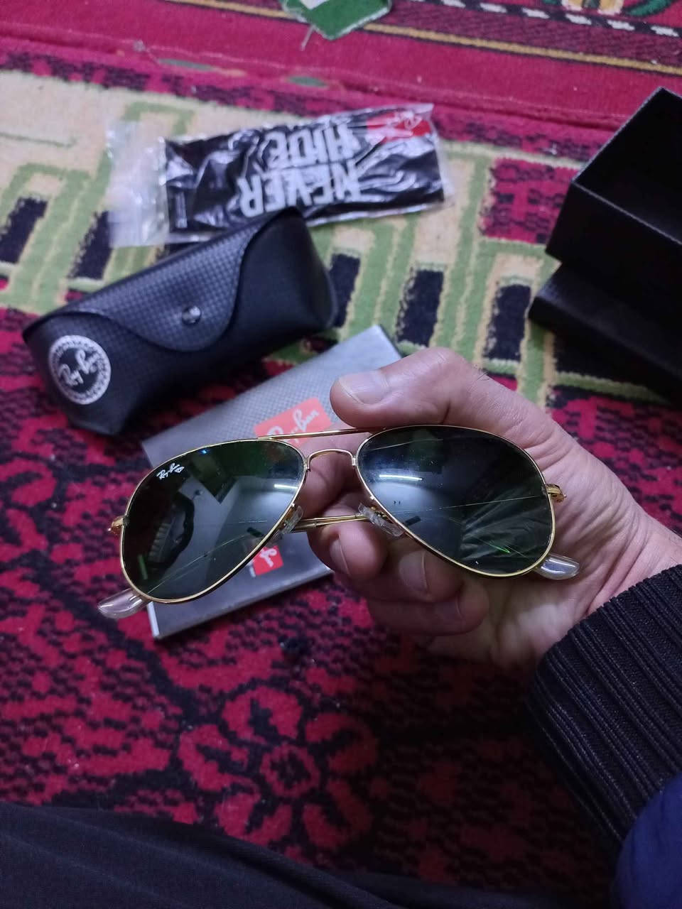 السلام عليكم .. للبيع نظارة شمسية من ماركة ريبان الإيطالية الاصليه . 
​الماركة: ريبان (Ray-Ban).
​الموديل: أفياتور الكلاسيكي (Aviator Classic).
​لون الإطار: ذهبي (Gold-tone).
​لون العدسات: أخضر داكن (كلاسيكي G-15).
​حماية: حماية كاملة من الأشعة فوق البنفسجية (UV400). السعر ٤٥ الف وبيهه مجال بسيط مكاني بغداد قرب الغزاليه . لايوجد توصيل  . بغداد, العراق


**إذا كنت صاحب هذا الإعلان وتريد حذفه لأي سبب، رجاءا أرسل رسالة إلى الدعم الفني**