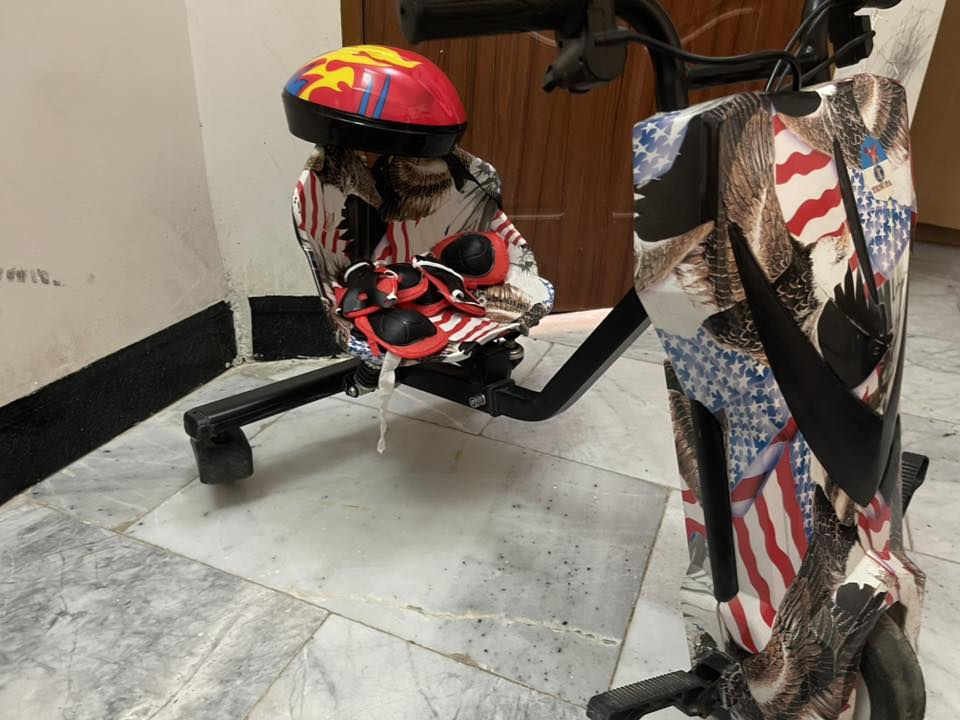 سكوتر كهربائي كلش نظيف واستعمال قليل لان ميعرف يسوقه ويا خوذة وكسارات المكان حي تونس افاق عربية 
للاستفسار ***********
