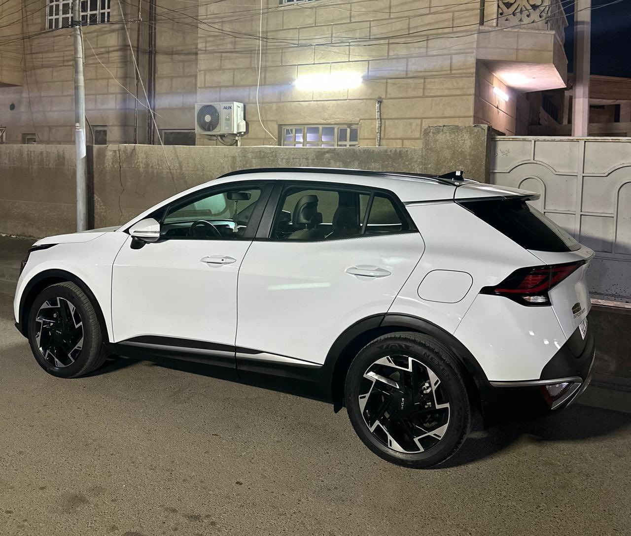 من رخصة الادمنية.   كيا سبورتج موديل 2023خليجي  وكالة نيم أم الضمان ضمان شركة نم خمس سنوات او 100 الف كيلو رقم اربيل الجديد محرك 2000 دوش والسيارة مكفولة كفالة عامة والسيارة ماشية ٣٦ على وضعية الشركة 
مواصفات السيارة:
فول واحد على واحد 
بصمة ،كراسي كهرباء،شاحن واير ليس،سايد بريك بصمة،شفتات ستيرن،ثلاث تحكمات أنظمة قيادة ،دشبول ايباد ،جنطه كهرباء ،قطعتين تبريد ،كشنات ،تدفئة بالستيرن والكشنات،فتحة سقف بنوراما ،حساس خلفي امامي،رادار جانبي ،نقطة عمياء،لد امامي لد خلف 
وبعد بيها مواصفات اكثر .
مكاني شهداء البياع او حي الاعلام
والسعر 22500 يعني 225 ورقة للأي
للاستفسار سيف ***********  السيارة مكفولة كفالة عامة من كلشي
