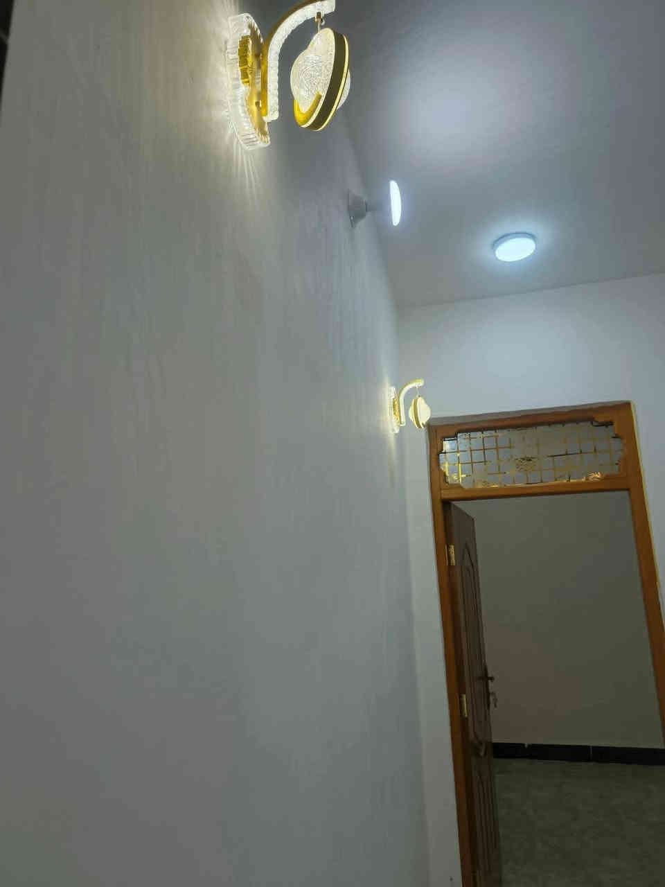 بيت على شارع المطار مقابيل ملحق القريه ماء وكهرباء واتبليط الحد باب بيت طابو زرعي سند 25 بناء طابوك جمهوري صب كونكريت سيراميك بورسلين ثقيل الاستفسار خاص او اتصال على رقم تالي *********** أو تساب
