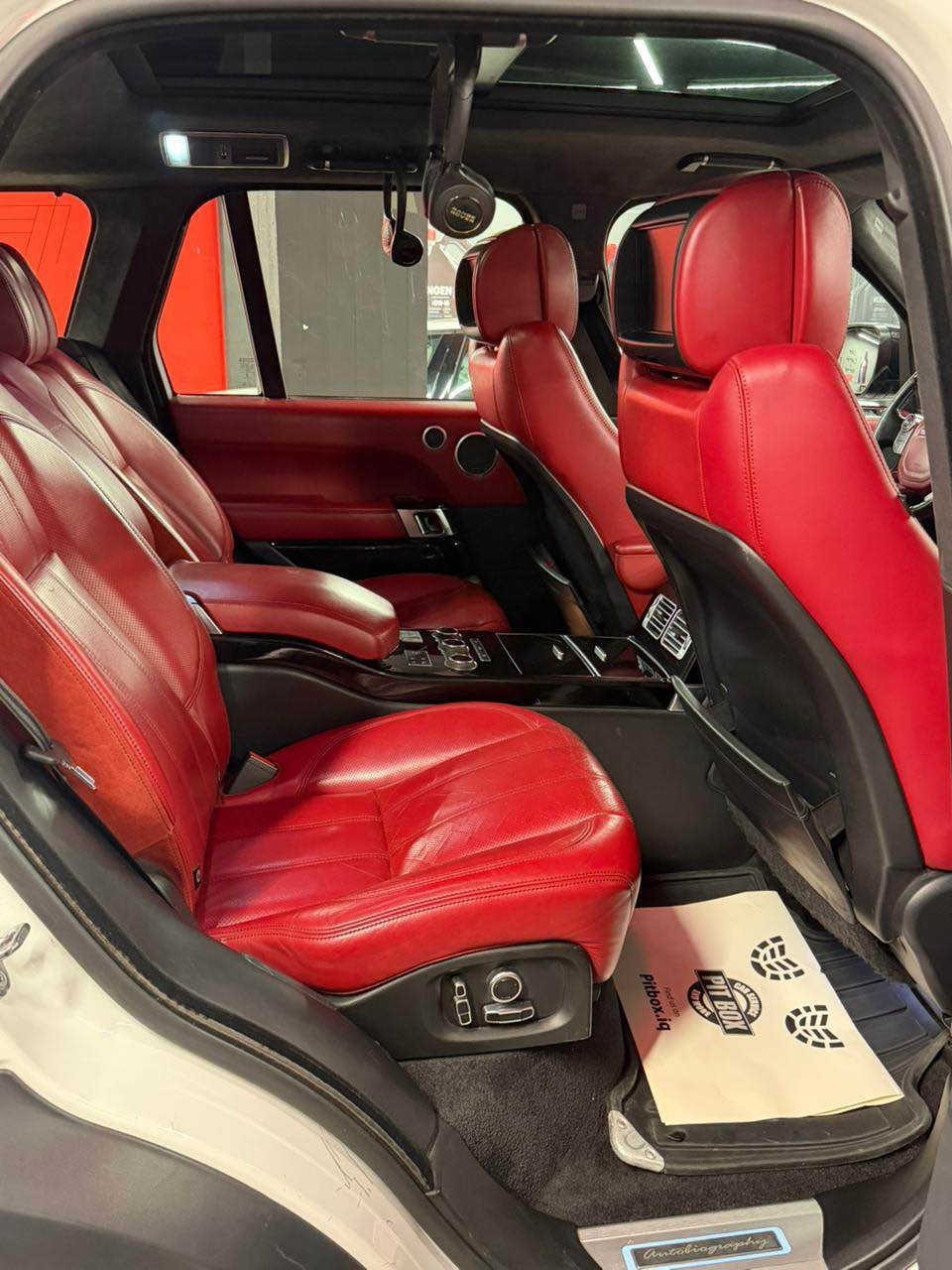 Jo: للبيع ملكة الفخامة البريطانية.. رانج روفر فوچ Autobiography 2016 (VIP الملكية) - خليجي سردار
الأداء والقوة (القلب النابض):
المحرك: الوحش البريطاني V8 Supercharged.. عنوان للقوة والأداء العالي .
ناقل الحركة: 8 سرعات مع شفتات رياضية خلف الستيرن، لتجربة قيادة ملكية تجمع بين النعومة والقوة المطلقة.
المسافة المقطوعة: 100 ألف كم فقط (إدامة شاملة وكاملة مابيها اي نقص).
المنشأ: وارد وكالة سردار - بغداد (أعلى فئة مواصفات Autobiography vip).
حالة البدي واللون:
الصبغ: مكفولة كفالة عامة من الصبغ، حتى الدعاميات صبغ شركة ومكفولة.
ملاحظة للأمانة: يوجد تكحيل كارت (مقدار إصبعين فقط)
اللون: أبيض ملكي (تو كلر) مع قمارة سوداء أصلية.
المقصورة والرفاهية (VIP الكاملة)
نظام المساج: نظام مساج ملكي لجميع المقاعد (أمامية وخلفية).
نظام المقاعد: كشنات منفصلة خلفية (Individual VIP Seats) بوضعية استرخاء ملكية.
التحكم والخزن: جميع الكشنات (أمامية وخلفية) كهرباء بالكامل مع نظام ذاكرة خزن (Memory) لكل المقاعد.
الراحة: نظام تبريد وتدفئة لجميع المقاعد (أمامية وخلفية).
الديزاين: داخل جلد أحمر (كامل) فائق النعومة + سقف (شاموا/كنتارا) أسود أصلي بحالة المصنع.
التبريد: ثلاجتين منفصلة (ثلاجة أمامية + ثلاجة خلفية للركاب).
الأنظمة الذكية والتكنولوجيا:
أنظمة القيادة: نظام النقطة العمياء (Blind Spot) + حساسات أمامية وخلفية كاملة.
الإضافات الخارجية: مري شفط (طي آلي)، أبواب شفط، وصندوق كهرباء.
الرؤية: داتا شو (HUD) عرض المعلومات على الجامة، وكاميرات محيطية 360 درجة.
التحكم: ستيرن كهرباء (فول تحكم) مع نظام صوتي Meridian المحيطي.
الملحقات: غراض الشركة والعدة كاملة وموجودة بالسيارة.
التفاصيل المالية والموقع:
السعر: 34500$ (345 ورقة) وبيها مجال طيب للشراي.
المكان: بغداد - السيدية.
للتواصل: *********** بغداد, العراق
