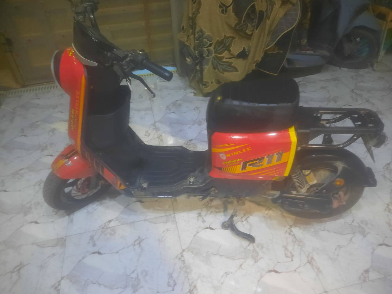 السلام عليكم اخوان دراجة شحنR11 للبيع بيه خلل بالبطاريات يعني الدراجة غير شغالة الدراجة نضيف بصمة وتشغيل عن بعد صاله 3اشهر من طالع من الوكالة يعني الدراجة اخو الجديد بس بيه خلل بالبطاريات اخذته ب700الف
عارضها للبيع رايده ب 350وبيه مجال لطيبين
مكاني البصرة /الطوبة والنخيل 
رقمي ***********
