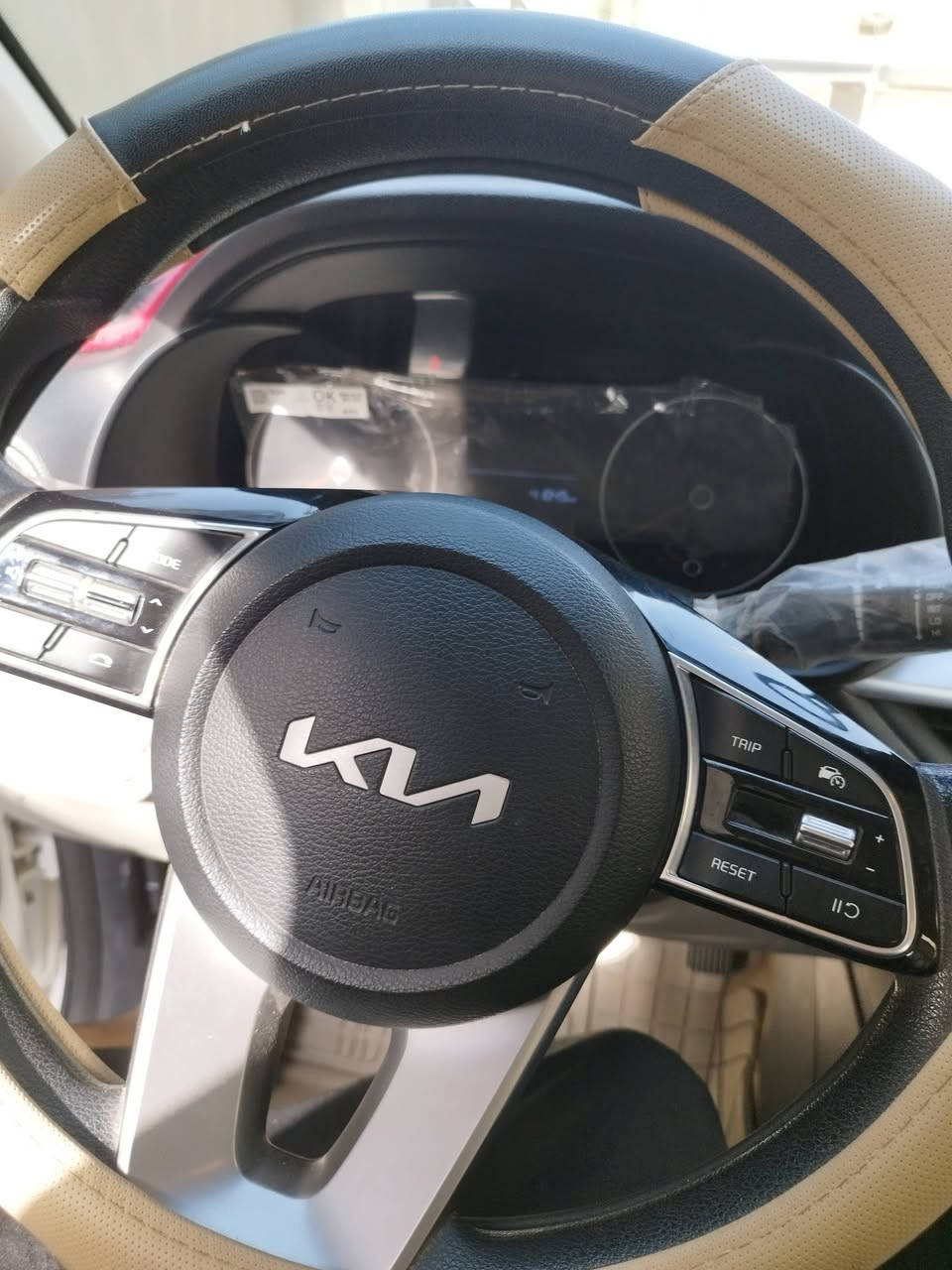 السلام عليكم سيراتو 22 ماشيه 65 بيها بارد باب خلفي وبيها صدعات 2 بالتكمه
مكاني نجف ***********
