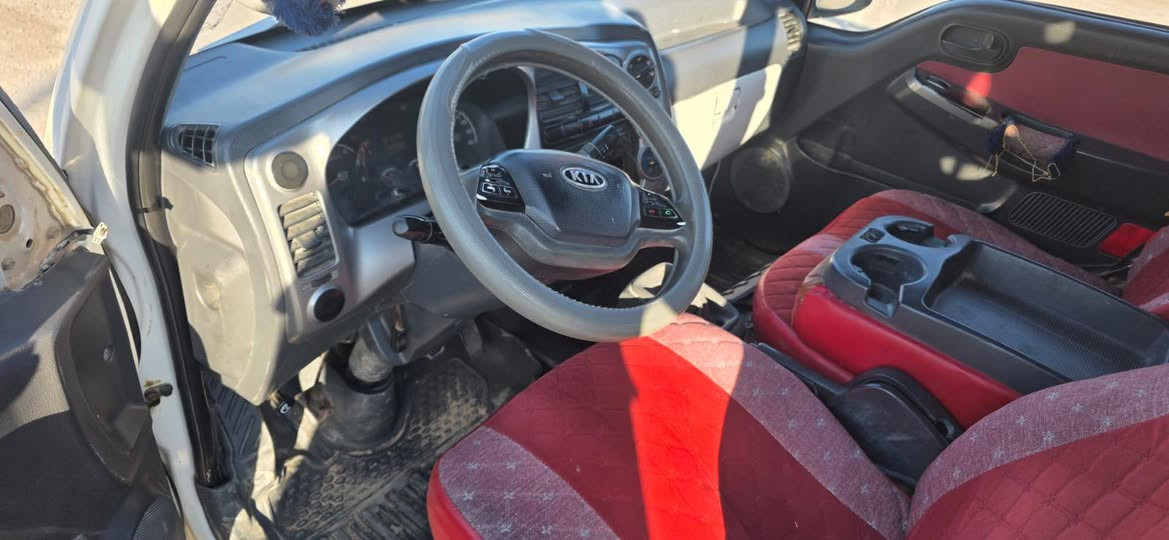 سلام عليكم 
كيا حمل 
البيع موديل 2013
رقم قادسيه انكليزي لل2030
ظربه تبديل كفاله 
بيها بس الدوس بيهن خياس 
شاصي مكفولة 
حداديه تخم تاير 
السعر 96
بيها مجال للشراي 
المكان الديوانية 
***********
