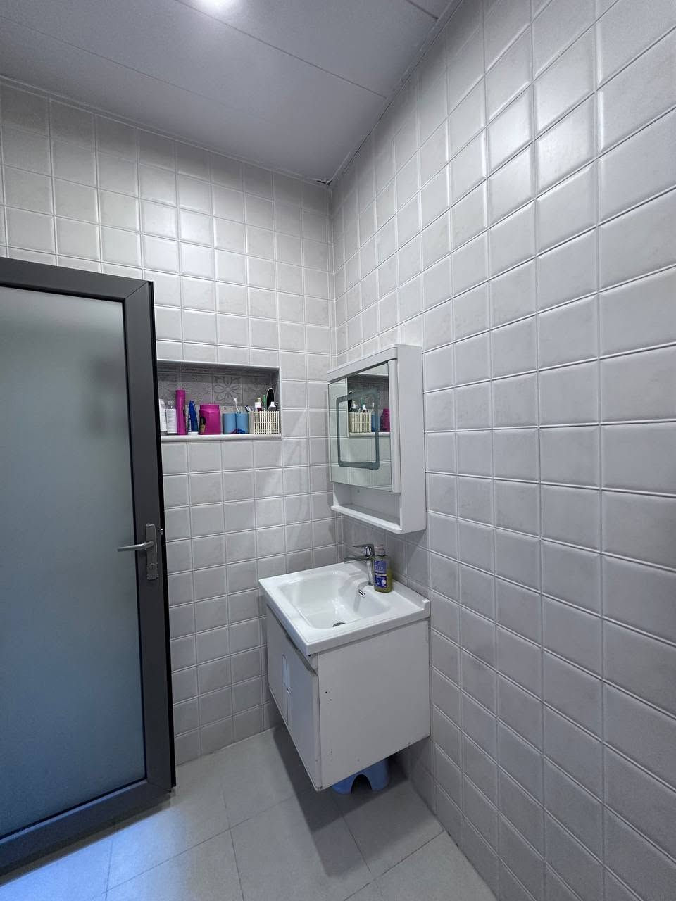 🏡 دار سكن للبيع 
📍 العنوان: حي الفرات - فرع مرطبات الورده
رابع بيت عن الشارع العام 
📐 المساحة: 189 متر مربع واقع حال 200 متر مربع 
📏 الواجهة: 9 متر
🏠 البناء: طابقان – بناء حديث

 علما أن الدار مطلوب الى صندوق الاسكان 50 مليون
✨ مواصفات الدار:

-4 غرف نوم
-صالة مريحة
-استقبال واسع
-مطبخ
-مجاميع صحية 3

للأستفسار الاتصال 
***********
***********
