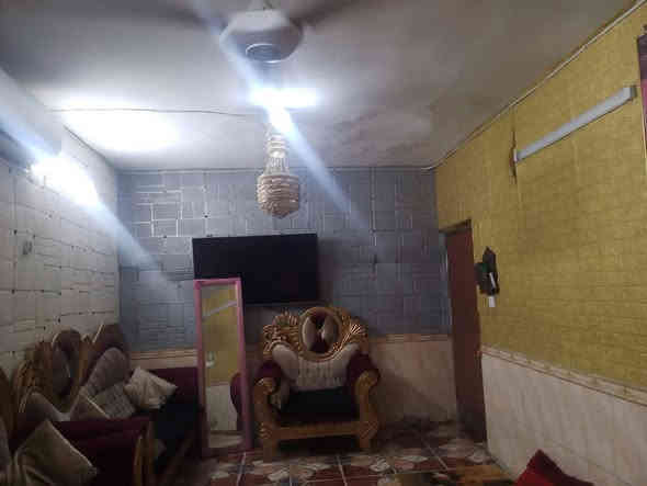 يالله سلام عليكم دار للبيع بغداد المدائن قرب مصطوصف الجعاره منطقه الجعاره يبعد عن الشارع الرئيسي العام المؤدي إلى بغداد ٥٠ متر يتكون الدار من غرفتين نوم وصاله واستقبال ومطبخ وكراج سيارة كبير يتسع سيارتين حديقه كبيره صحيات داخلية خارجيه مساحه الدار الكليه ٣٠٠ متر علماً السقف عكاده الدار نضيف جدا نضيف خدمات كامله تبليط كهرباء ماء مجاري ثقيلة ومطار رئيسيه السعر ٦٠ وبي مجال للاستفسار الاتصال على الارقام *********** أو *********** وات ساب جنس الأرض زراعي
