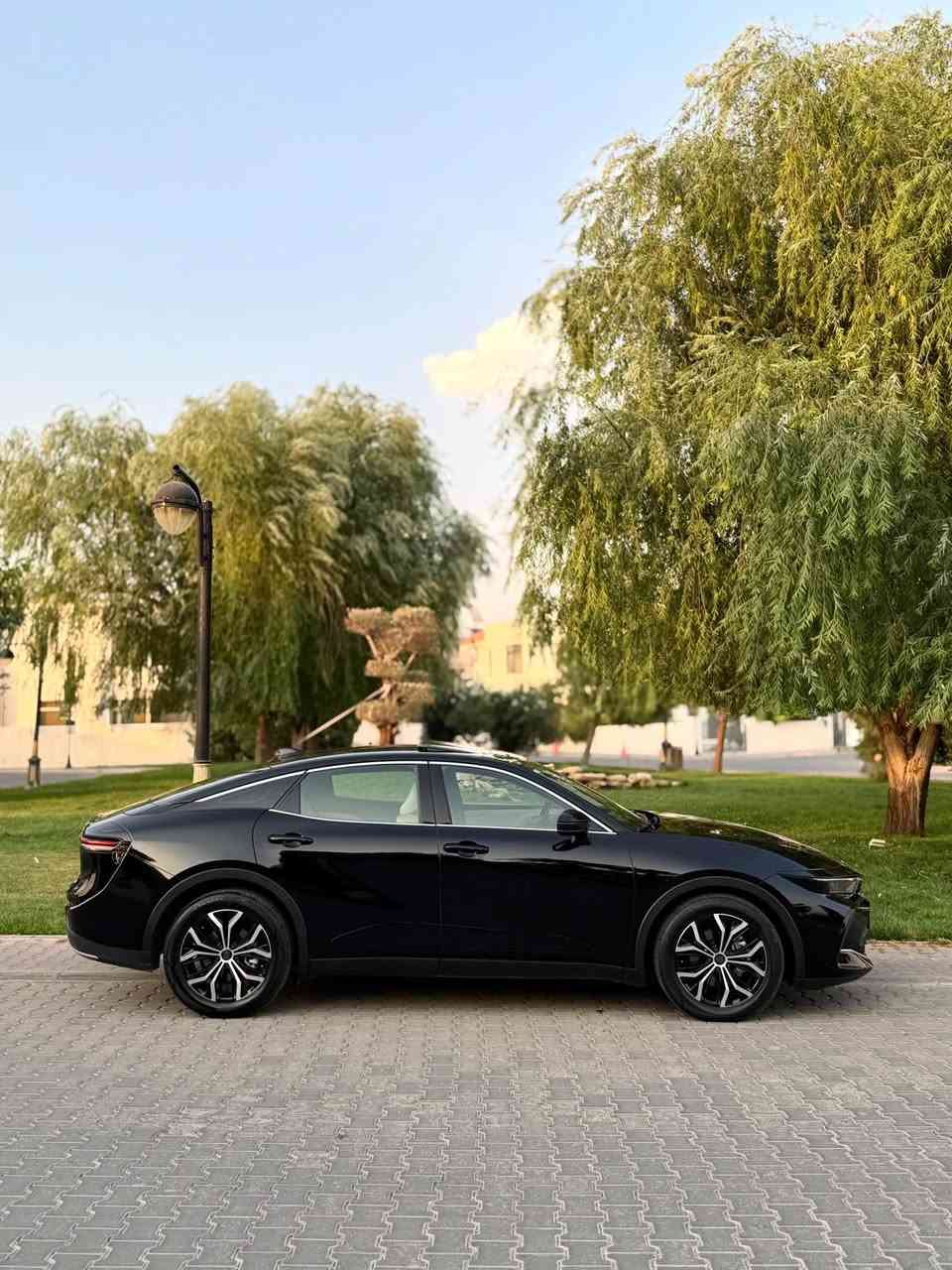 ## 🚗 تۆیۆتا کراون خلیجی ٢٠٢٣ (Toyota Crown 2023)
 * **دۆخی سەیارە:** کلین تایتڵ (Clean Title) - لەسەر دەقی شەریکە و بێ عەیب.
 * **شوێن:** سلێمانی.
 * **نرخ:** ٣٢٥ وەرەقە ($32,500).
### ⚙️ بزوێنەر و کارایی (Engine & Performance)
 * **بزوێنەر:** ٤ پستۆن بە قەبارەی **2.5 لیتر Hybrid**.
 * **هێزی ئەسپ:** ٢٤٠ ئەسپ.
 * **گێڕ:** e-CVT.
 * **سیستەمی پاڵنەر:** چوار تایە (AWD).
 * **مەسروفی بەنزین:** زۆر ئابووری (نزیکەی **22 KM/L**).
### 🖥️ ناوەوە و تەکنەلۆژیا (Interior & Tech)
 * **شاشەی ناوەڕاست:** شاشەی لمس (Touch) گەورە بە قەبارەی **١٢.٣ ئینج** (Apple CarPlay بێ تەل & Android Auto).
 * **شاشەی شۆفێر:** دیجیتاڵی تەواو بە قەبارەی **١٢.٣ ئینج**.
 * **سیستەمی دەنگ:** سیستەمی ناوداری **JBL** لەگەڵ ١١ بڵندگۆ.
 * **کوشنەکان:** پێستی کوالیتی بەرز + سیستەمی گەرمکەرەوە و ساردکەرەوە بۆ کوشنەکانی پێشەوە.
 * **سەقف:** پانۆراما.
 * **شەحن:** شەحنکەرەوەی بێ تەل (Wireless Charger) بۆ مۆبایل.
### 🛡️ سیستەمی ئاسایش و سەلامەتی (Toyota Safety Sense 3.0)
 * ڕاداری پێشەوە بۆ ڕێگریکردن لە پیاکێشان (Pre-Collision System).
 * سیستەمی پاراستنی ڕێڕەو و هێڵەکانی شەقام (Lane Keeping Assist).
 * کۆنترۆڵی خێرایی زیرەک (Adaptive Cruise Control).
 * کامیڕای ٣٦٠ پلە (کامیڕای دەوروبەر).
 * سیستەمی چاودێری خاڵی کوێر (Blind Spot Monitor).
 * حەساسی پێشەوە و دواوە لەگەڵ برێکی ئۆتۆماتیک لە کاتی وەستاندا.
### 📞 بۆ پەیوەندی و کڕین:
 * ***************
 * ************* \

🚗 تويوتا كراون خليجي 2023 (Toyota Crown 2023)
 حالة السيارة: كلين تايتل (Clean Title) - بحالة الوكالة وبدون أي عيوب.
 الموقع: السليمانية.
 السعر: 325 ورقة (32,500$).
⚙️ المحرك والأداء (Engine & Performance)
 المحرك: 4 سلندر بسعة 2.5 لتر Hybrid.
 القوة الحصانية: 240 حصان.
 ناقل الحركة (الجير): e-CVT.
 نظام الدفع: دفع رباعي مستمر (AWD).
 استهلاك الوقود: اقتصادي جداً (حوالي 22 KM/L).
🖥️ المقصورة الداخلية والتكنولوجيا (Interior & Tech)
 الشاشة الوسطية: شاشة لمس كبيرة بحجم 12.3 إنش (تدعم Apple CarPlay اللاسلكي و Android Auto).
 شاشة العدادات: رقمية بالكامل (ديجيتال) بحجم 12.3 إنش.
 النظام الصوتي: نظام JBL الشهير مع 11 سماعة.
 المقاعد: جلد عالي الجودة + نظام تدفئة وتبريد للمقاعد الأمامية.
 السقف: بانوراما.
 الشحن: شاحن لاسلكي (Wireless Charger) للهواتف الذكية.
🛡️ وأنظمة الأمان والسلامة (Toyota Safety Sense 3.0)
 رادار أمامي لمنع الاصطدام (Pre-Collision System).
 نظام الحفاظ على المسار والتنبيه عند الخروج منه (Lane Keeping Assist).
 مثبت السرعة الذكي والتكيفي (Adaptive Cruise Control).
 كاميرا 360 درجة (كاميرات محيطية).
 نظام مراقبة النقطة العمياء (Blind Spot Monitor).
 حساسات أمامية وخلفية مع فرامل تلقائية عند الوقوف.
📞 للاستفسار والاتصال:
 ***********
 *********** السليمانية, العراق
