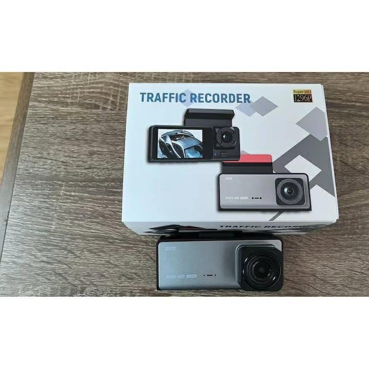 داش كام للبيع السعر ٣٥

المواصفات 

* تصوير أمامي وداخلي وخلفي (Dual Channel) يعني ثلاث كامرات
* يتنصب برنامج خاص بيها يعرض الفيديوات على التلفون
* دقة تصوير:
    * 1080P Full HD
    * أو 720P
* زاوية تصوير واسعة:
    * 170 درجة  
* تدعم الكامرة الخلفية (Rear View)
* شاشة HD مدمجة بالمراية
* تسجيل دائري Loop Recording
    * يعني يمسح الفيديوهات القديمة تلقائياً حتى يكمل تسجيل
* حساس صدمات G-Sensor
    * إذا صار حادث يحفظ الفيديو تلقائياً وما ينمسح  

التخزين والذاكرة

* تدعم كارت ذاكرة TF / microSD
* الحد الأقصى:
    * 32GB
* صيغة الفيديو:
    * H.264
* الصوت:
    * AAC
* صيغة الصور:
    * JPEG

المميزات الإضافية

* ميكروفون داخلي
* تسجيل صوت
* كشف حركة Motion Detection
* وضع مراقبة أثناء الوقوف Parking Monitor
* تعمل مباشرة مع تشغيل السيارة  

الطاقة

* تعمل على:
    * 12V إلى 24V
* بطارية داخلية صغيرة:


**إذا كنت صاحب هذا الإعلان وتريد حذفه لأي سبب، رجاءا أرسل رسالة إلى الدعم الفني**