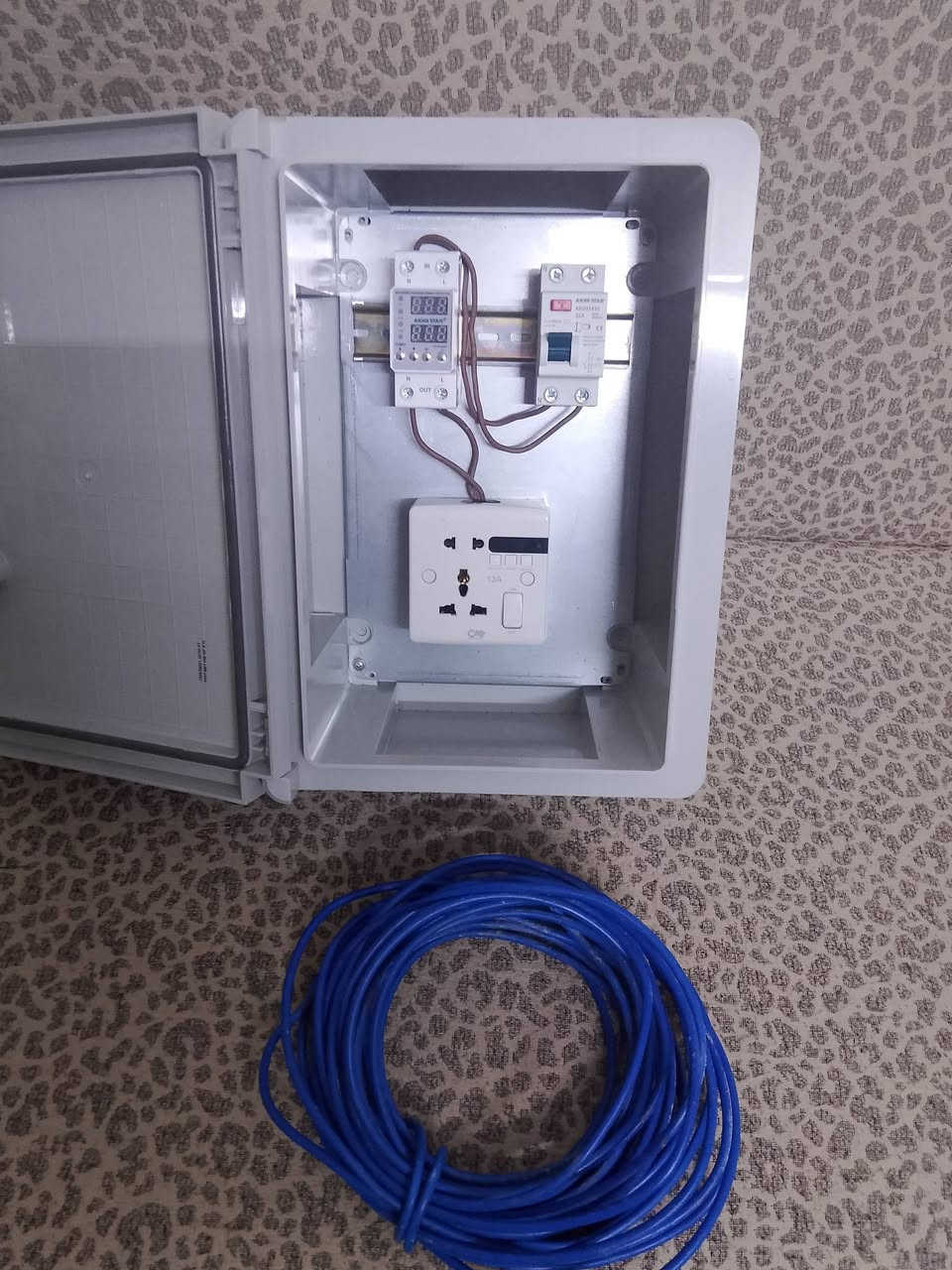 السلام عليكم
من رخصت ادمن 

صندوق كامل للبيع 

قاطع دورة 32 امبير اصلي 

جهاز تحويل منظم فولتيه

بلك سويج ابو الحمايه + واير ابو 6 عدد المتار 8

السعر 40الف مكاني بغداد الحريه 

*********** يوجد وتساب
