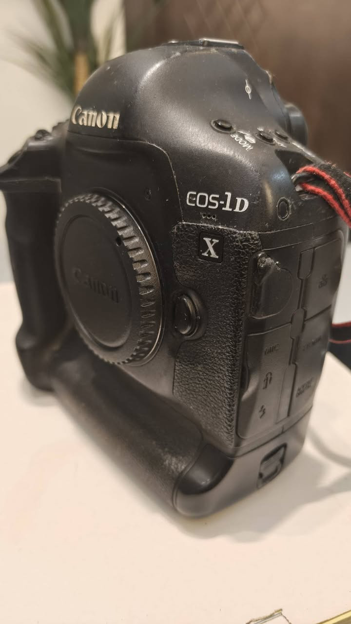 للبيع: كاميرا Canon 1DX الاحترافية
للبيع كاميرا Canon 1DX بحالة ممتازة، تعمل بكفاءة عالية ومن دون أي مشاكل.

المواصفات:

فل فريم (Full Frame)

تصوير متواصل حتى 12 إطار/ثانية

نظام تركيز سريع ودقيق

مناسبة لتصوير الرياضة، الحياة البرية، المناسبات، والتصوير الاحترافي

الملحقات:

البطارية الأصلية(عدد2) 

الشاحن الأصلي

حزام الكاميرا

السعر: (مليون)

للاستفسار أو المعاينة، يرجى التواصل على الخاص أو الاتصال على الرقم: (***********).
