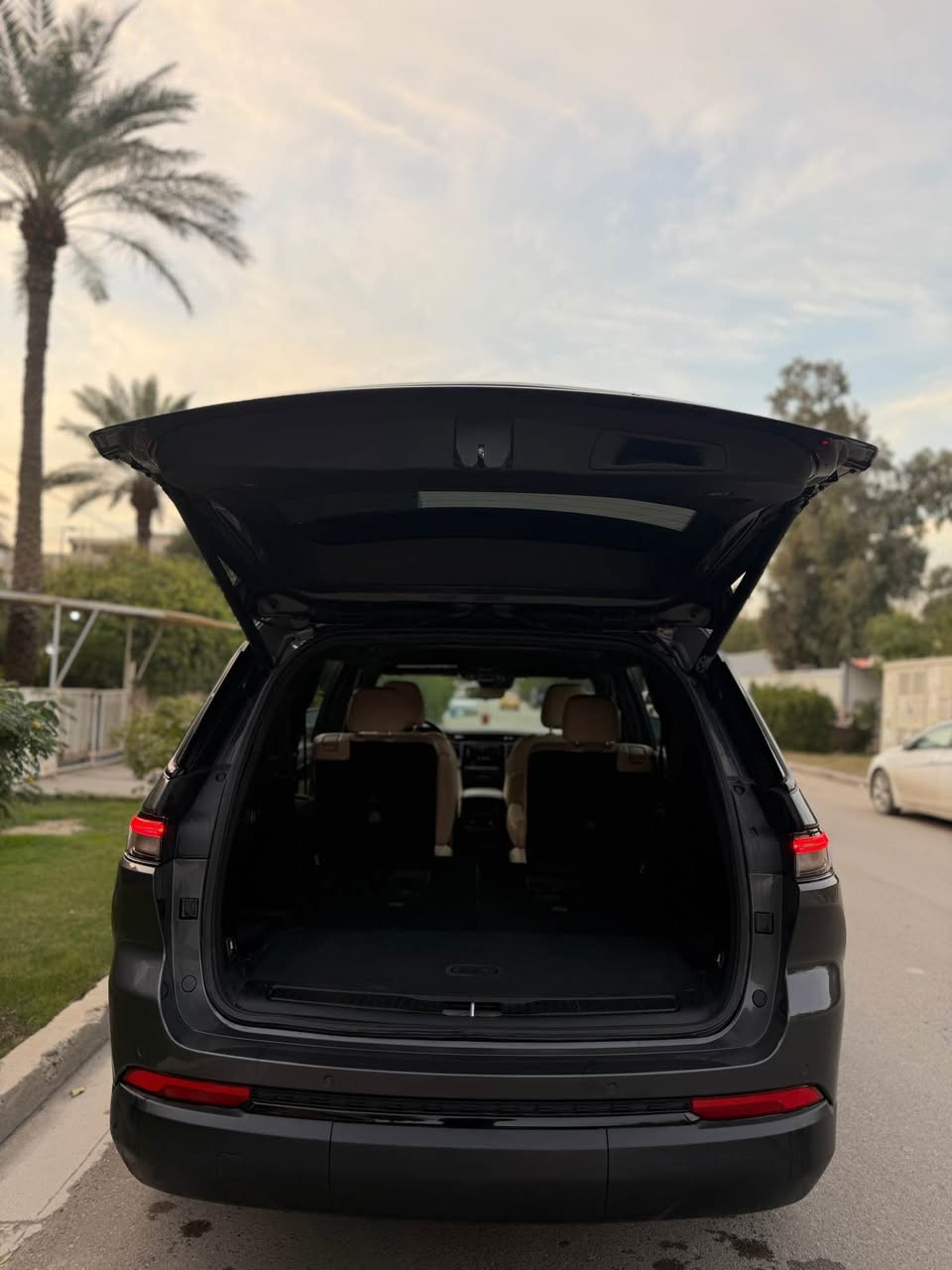 ✨ يا الله السلام عليكم ✨

🚘 جيب جراند شيروكي – Grand Cherokee L
📅 موديل: 2023
⛽ بنزين
👨‍👩‍👧‍👦 7 ركاب

🔹 المواصفات (فول مواصفات):
✔️ محرك 6 سلندر 3.6
✔️ دفع رباعي
✔️ بصمة أبواب وتشغيل
✔️ شاشة كبيرة نظام ترفيه
✔️ تحكم كامل بالستيرن
✔️ كامرة خلفية
✔️ حساسات
✔️ كشنات VIP منفصل
✔️ كراسي كهرباء
✔️ تكييف أوتوماتيك ثلاث مناطق
✔️ فتحات تكييف خلفية
✔️ سايد بريك كهرباء
✔️ أوتو هولد
✔️ تحديد مسار
✔️ مانع تزحلق
✔️ نقطة عمياء
✔️ وسائد هوائية متعددة
✔️ داخلية فخمة وواسعة

✨ وبعد بيها هواي مواصفات

ماشية 44 الف ميل

حادث السيارة جاملغ فقط ومبدل نفس اللون

✅ رقم بغداد باسمي تحويل ثاني يوم

🌟 السيارة نظيفة وبعد أحلى من الصور وبالعافية على اللي ياخذها

💰 السعر: 312 ورقة
🔻 بيها مجال بسيط

📞 للاستفسار: ***********
📍 العنوان: بغداد بغداد, العراق
