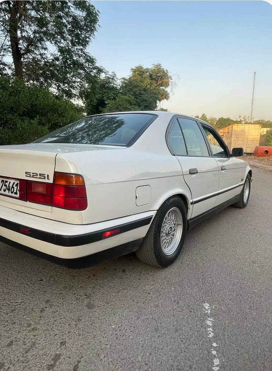 للبيع اصل BMW525 رقم اربيل كفاله عامه بدون صبغ او تبديل مودل1990محرك مسكر تبريد سياره جديده وبلاديه بدون اي نقص 
عنواني بغداد السيدية***********
السعر 75 بغداد, العراق
