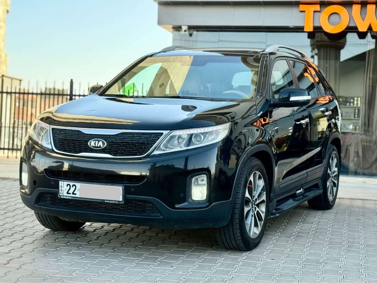 سلام عليكم 
kia sorinto V6 شكل جديد 
فول فول موصفات 
لون اسود 
رقم اربيل دولي 
محرك ٦ بشرط 
كير ٦ نمر 
بانوراما 
بصمة 
مرايا شفت
لايت زينون
٣ مقاعد 
تبريد مركزي
برده بيلادي
كشن (جلد ، كهربائي)
شكل جديد بكلايت شمعه 
تحكم ستيرن 
٥ ويل كروم 

تاخم صدر خلفي كله جديد 
سنوي رقم جديد شرط تحويل ثاني يوم 
گير محرك شرط لا صوت لا بخار 

بدون صبغ فقط مكانين تعديل بارد شبر 
مكان سيارة كركوك داخل مدينة 
سعر ١٤٢ بها مجال
*********** رقم موبايل كركوك, العراق
