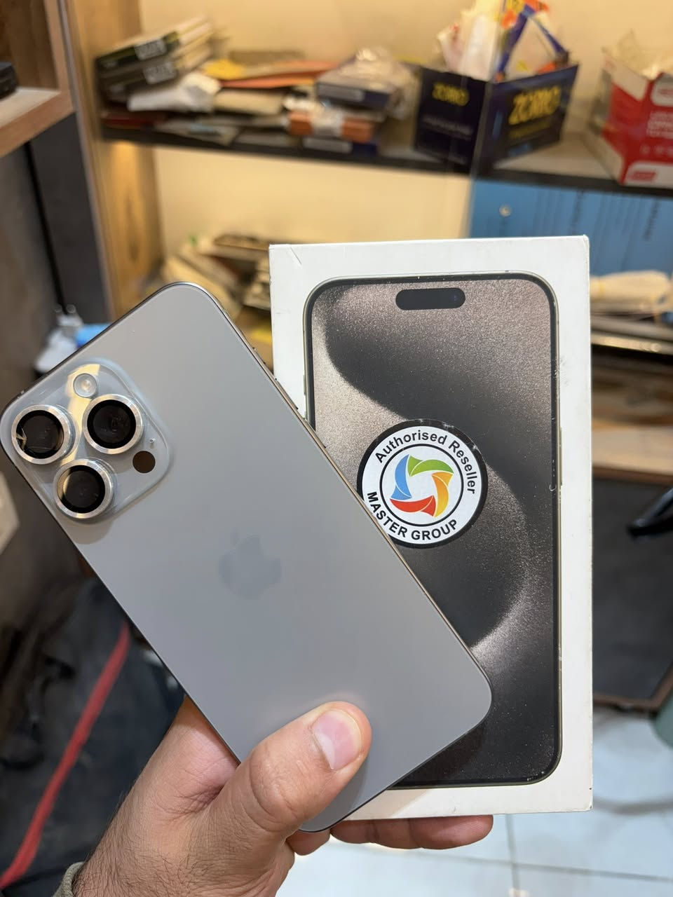 ايفون 15 برو ماكس تيتانيوم ذاكره 256 بطارية 90 ماستر نظافة 100‎%‎ ملحقاته كامله الجهاز وتر بروف مداخل صيانه ابد السعر 1050 العنوان بغداد الكرادة داخل ***********
