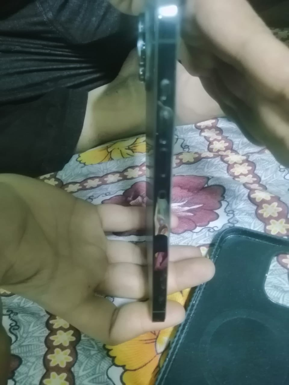 سلام عليكم 13 برو ماكس امريكي بطاريه 93 مبدله من امريكا الجهاز نضافته فول وكلشي مابي يشهد الله تعال افحص وجربه مكاني كربلاء المركزيه متواجد ايضا على الفيس وهذا رقمي ***********
