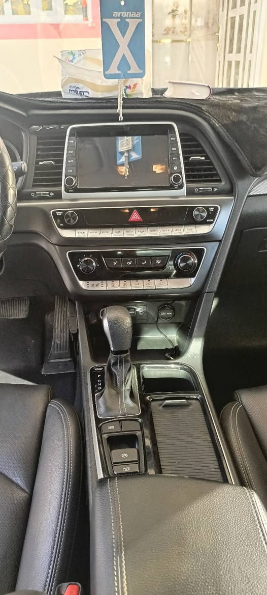 سلام عليكم ،لبيع سوناتا موديل 22 دخول جديد فول مواصفات محرك دوش 2400السياره اب اسمي السعر 190رقم تلفون ***********
