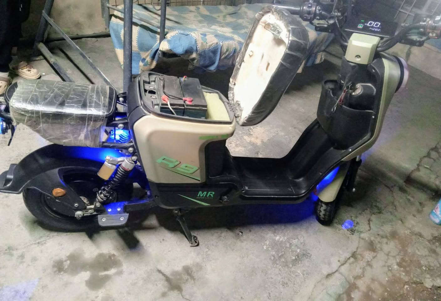 السلام عليكم دراجه R9. اخت الجديده للبيع موديل 2024  خمس بطاريات كبار سرعه 99 حقيقي نضام الP لايت  زنون عالي ناصي اشاير وهوره كله شغال دراجه خير من الله نضيفه بمعنى الكلمه مابيه اي نقص السعر 350 💸 وبيها مجال بسيط للشراي مكاني بغداد الامين الثانيه وهذا رقمي ***********☎️
