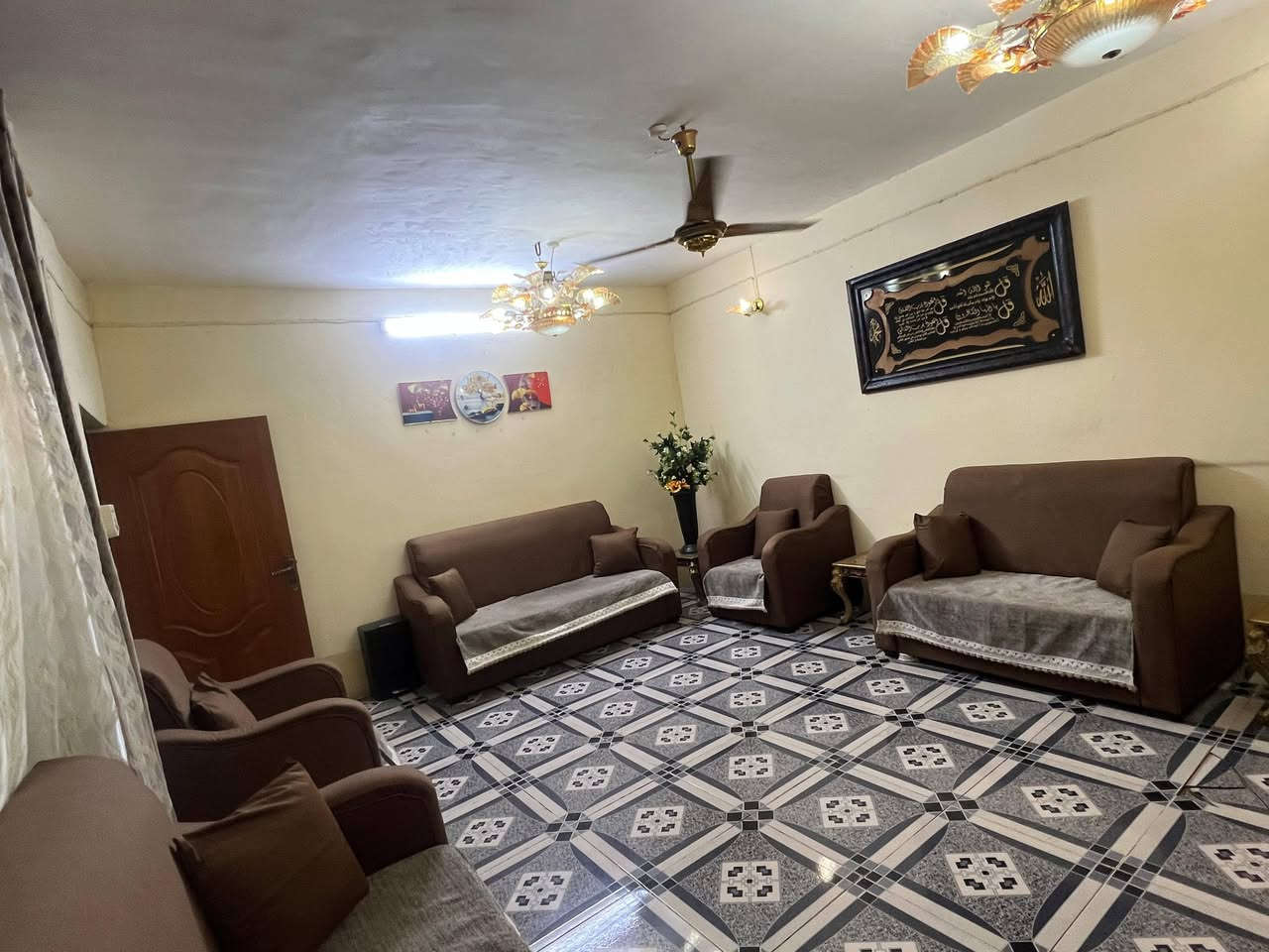 دار للبيع في منطقة الواحة الخضراء (البحيات) مساحته
٤٠٠ متر مربع تقريباً طابو زراعي البناء كله طابوق تقريباً 180م والحديقة مع الكراج 220م الدار طابقين يحتوي على:
الطابق الأول:
استقبال 6.5 * 4.5
غرفة نوم 6.5 * 4.5
صالة 7.5 * 4.5
مطبخ 4 * 3
صحيات 3 * 3 (معزول الحمام عن التواليت)
ترك 6.5 * 1.5
حمام خارجي 2 * 1.5

الطابق الثاني: بناء 2023
غرفة نوم 6.5 * 4.5
غرفة نوم 4 * 3
صالة 4.5 * 4
حمام صغير

والبيت يحتوي على سطحين كامل شتايگر
وثلاث خطوط ماء وبئر للحديقة 
ورقة ماء وورقة كهرباء بإسم صاحب الدار
للاستفسار عن السعر وباقي التفاصيل الاتصال او المراسلة عبر الواتساب ***********
