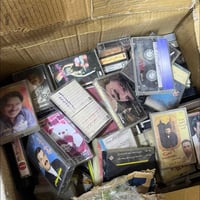 للبيع 190 كاسيت منوع، بصوت واضح بنسبة 90%، مع الأغلفة والصور الأصلية. ...