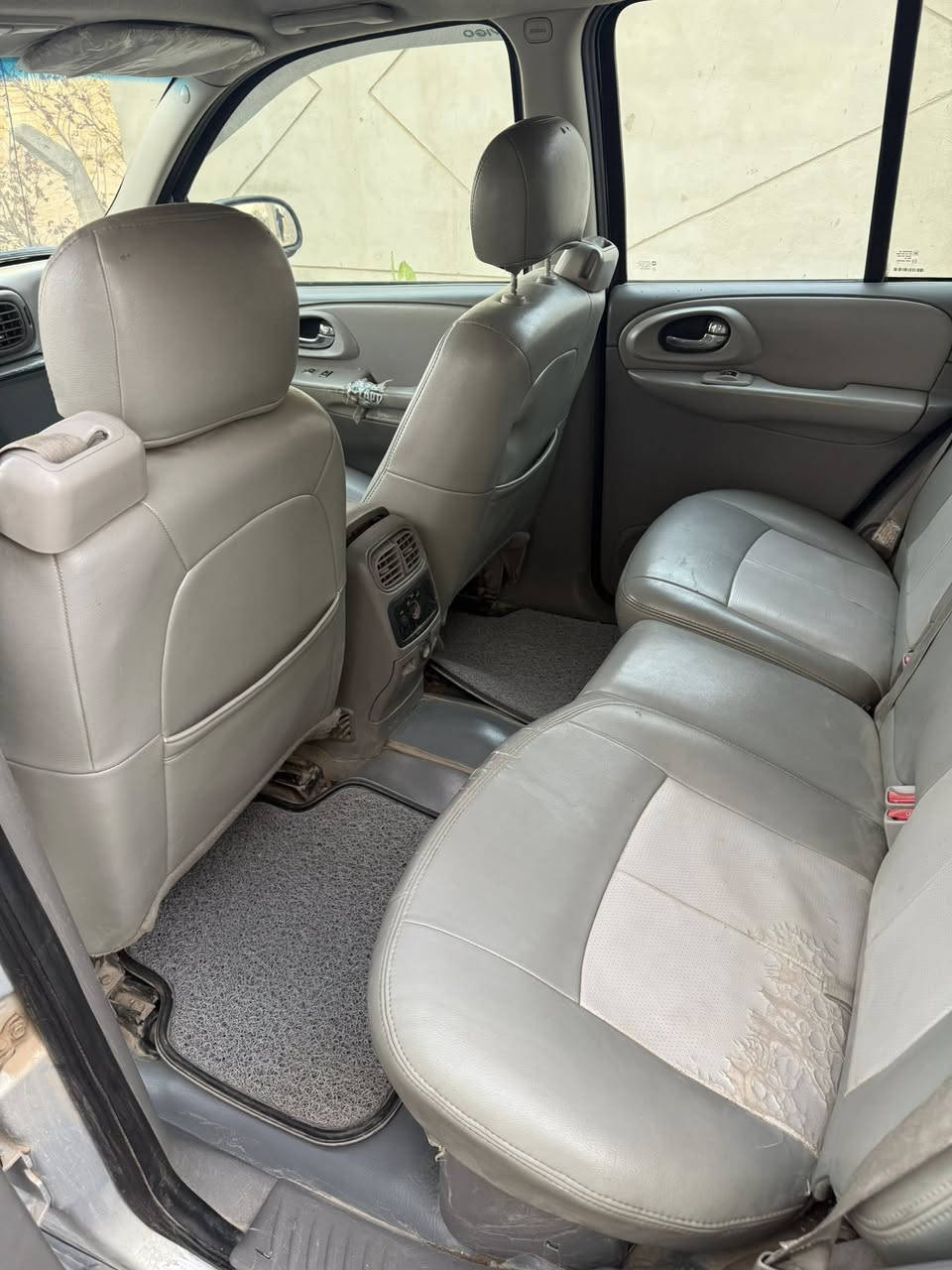 السلام عليكم
بلايزر ٢٠٠٨ محرك ٤٢٠٠ مصبوغه حزام  
* رقم بغداد سنويه جديده / 
*باتري جديد 
*صدر امامي خلفي نضيف
*تخم ويل نظيف جدا 
* ميزانيه وبلنص جدد  
* كل كهربائيات شغاله 
*تبريد ثلاجه من اول تشغيل

مراوس فقط
للاتصال (***********) العنوان ( ديالى الخالص )
