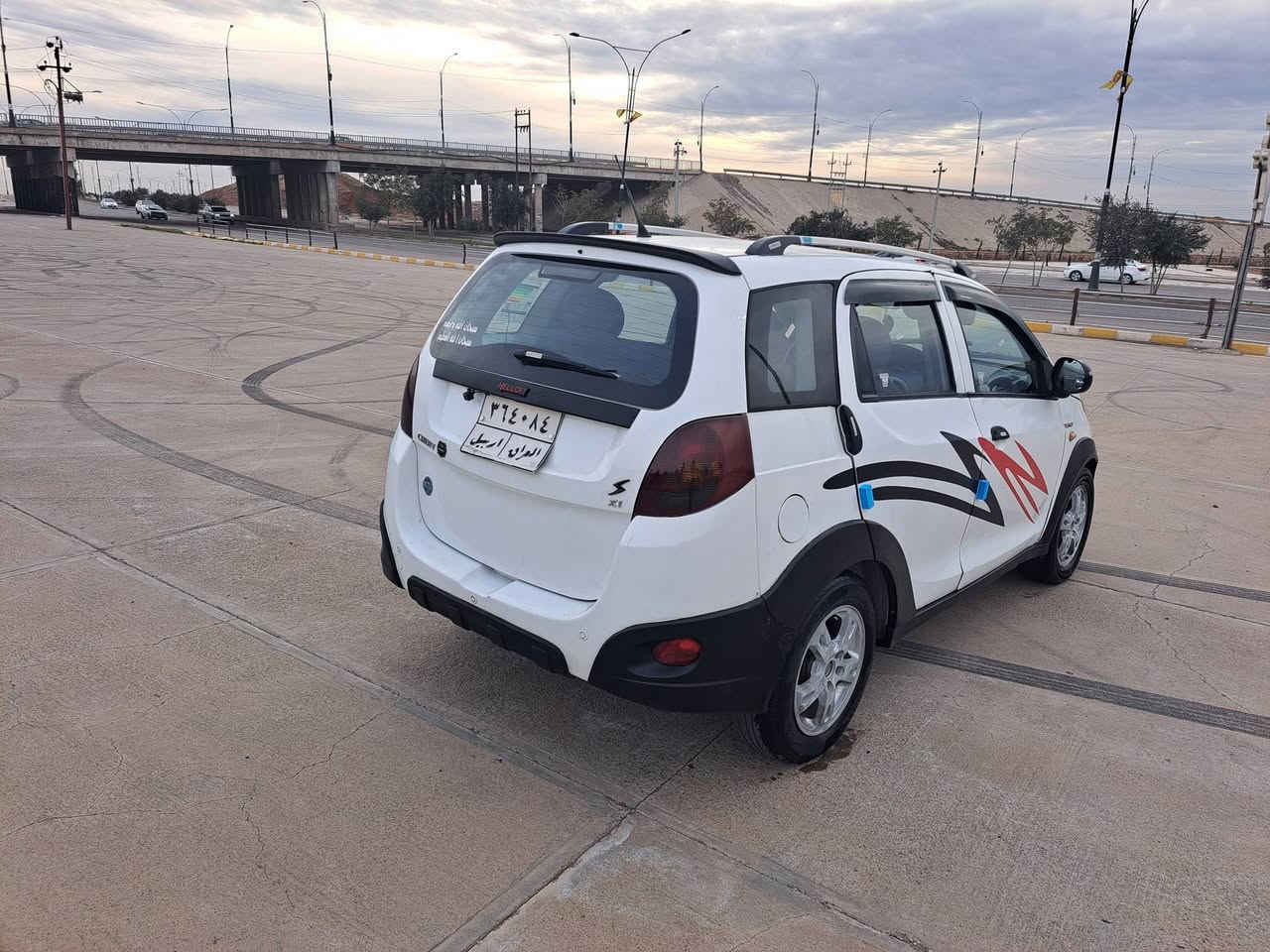 السلام عليكم ..
سيارة شيري X1 موديل 2014 لون ابيض و رقم أربيل 
حجم المحرك 1400 " وكير اوتوماتيك وعادي نظامين 
" حساسات خلفية وتبريد شغال و داينمو جديد وباتري جديد وكلاج كامل جديد ودوشمة جديد " صدر كامل جديد ودبلات امامي جديد " والسيارة حلوة ومرتبة ومبينة بالصور " 
بيها قطعتين صبغ جاملغ جهة السكن والبنيد بس بخ بدون معجون ونواقصها عمبار بريك والمحرك بي تبخير وتنقيص يعني تجفت نص محرك والسيارة شغالة وتكدر تاخذ بيها تراي ل بغداد "والسنوية بأسم شركة و منتهية من 2019 وصاحبها يسوي وكالة وسعرها ( 25 ) ورقة وبيها مجال وللتواصل والاستفسار الأتصال على الرقم التالي ( *********** ) وبي واتس اب .
