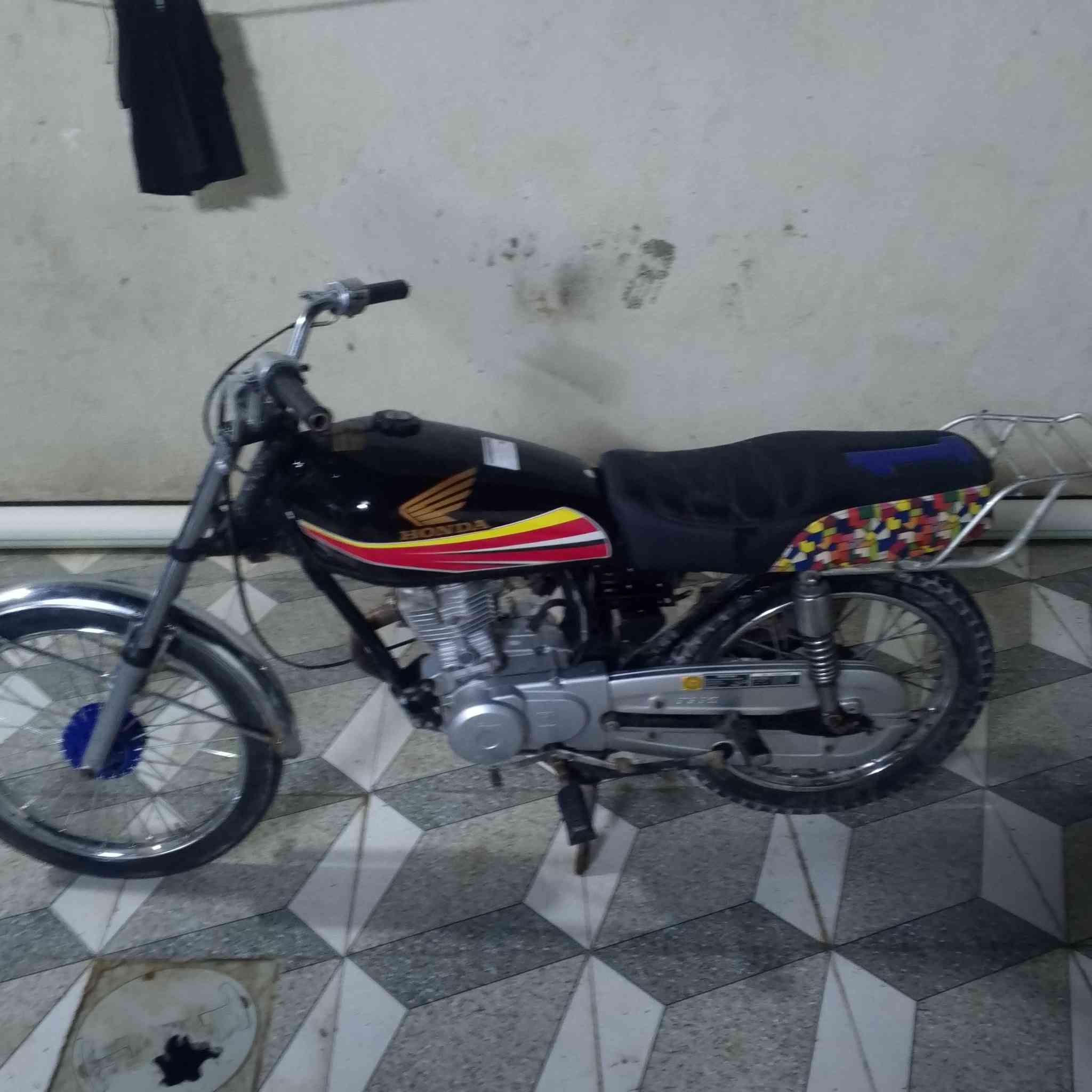 سلام عليكم يراني البيع دوات مكينة مفتوحة مبدل بيهة بس ولفات فقط درجة حلوا ونضيفة مكينة ناعمه شلعا ومعدل شرط طيك درجة لا تبخير ولا تنقيص وشغل هندر واحد شغل وطلع سعرها 450وبيهة مجل مكني جزيرة فيروزية شط العرب وهاذة رقمي***********
