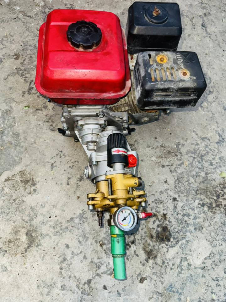 مضخة غسل 3 بستم محرك بانزين 7 ونص حصان شغال نكرة نظيفة جدا اخو جديد تخرج 3 صوندات 
مكاني بغداد 
السعر 150 الف 
***********
