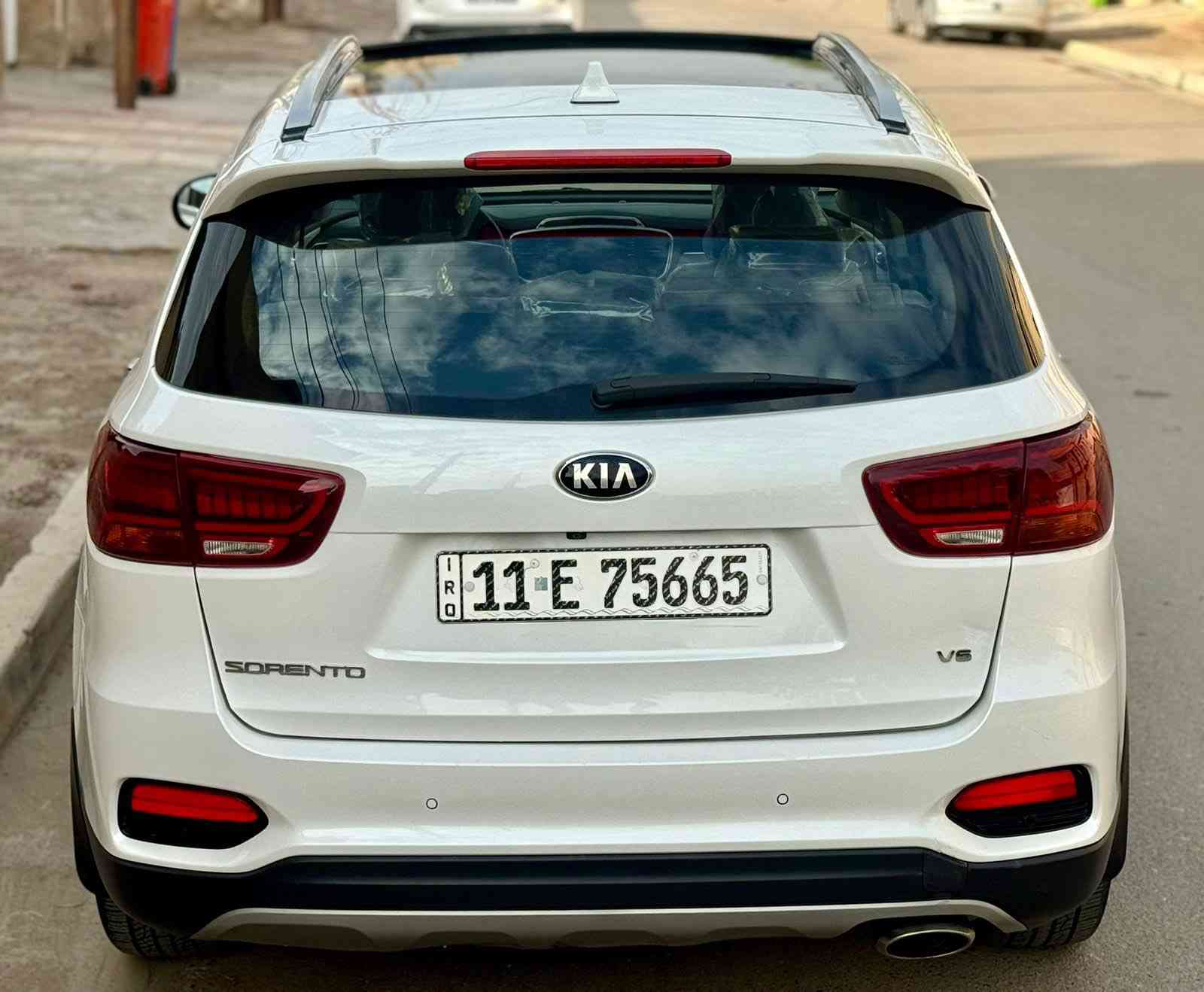 السلام عليكم 
سورنتو 2020 خليجي 
مكفوله كفاله عامه 
عدا صبغ باب يمنه على كد شبر  
فول مواصفات 
بانوراما 
بصمه 
شاشه كبيره 
كاميرا خلفيه 
قطعتين تبريد 
صندوق كهربائي 
كشنات كهربائي 
ويل 19 
مكينه 3600 
سته سلندر 
7 راكب 
رادار 
حساس امامي خلفي 
لايت ناصي عالي زنون 
وبيها مواصفات بعد هواي 

السياره نضيفه جداً  استعمال شخصي 
ماشيه 70 الف حقيقي 
سعر  258 ورقه وبيها مجال بسيط 
العنوان بغداد حي القاهره قرب جامع النداء 
الرقم ***********
