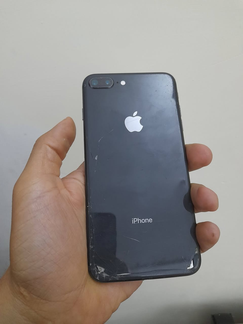 ايفون  8 بلاص ذاكرة 64 
بطارية ١٠٠ مبدله من الصبح لثاني يوم تبقه كلش زينه 
شاشه تخبل لمس حلو كلشي شغال صوت اتصال بس بي فطور صغار بل ضهر رايدة ٧٥ الف بغداد الاعظميه ***********
