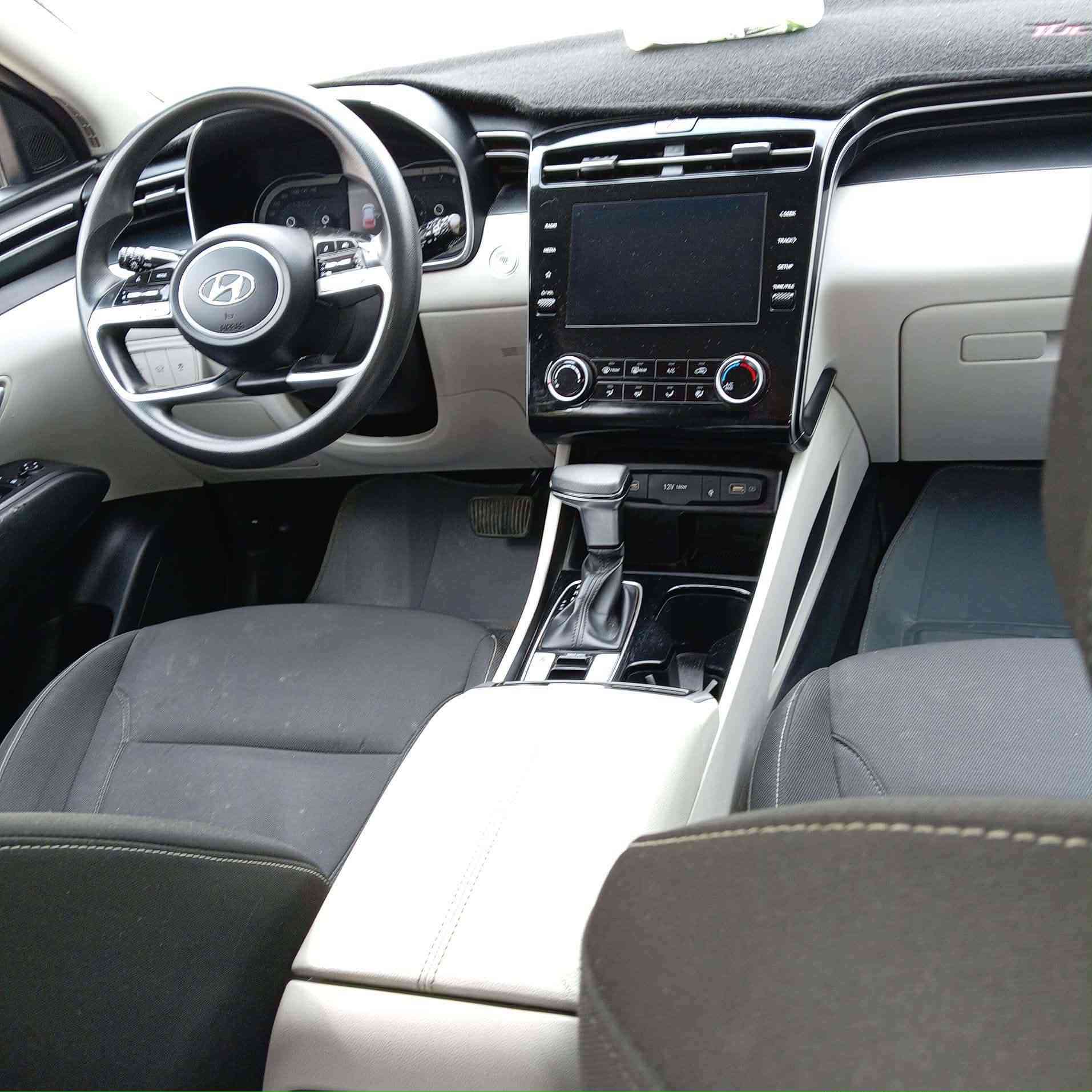 السلام عليكم
للبيع توسان ٢٠٢٣ وارد امريكي 
حادث واضح بالصور بدون تبديل وبدون ابرباك وبدون دواخل 
ربع البنيد مصبوغ والجاملغ 
رقم بغداد
——————-
موصفات نص فول معروفه 
كشن كهرباء -تدفئة كشنات
جنطة كهرباء
بصمة تشغيل وابواب
شتسه -كامرة 
رادار جانبي وخلفي وامامي
——————
السيارة جديده وبدون  نقص نهائيا 
السعر ١٨٢ وبيها مجال 
مكاني بغداد 
للاستفسار 
***********
***********
