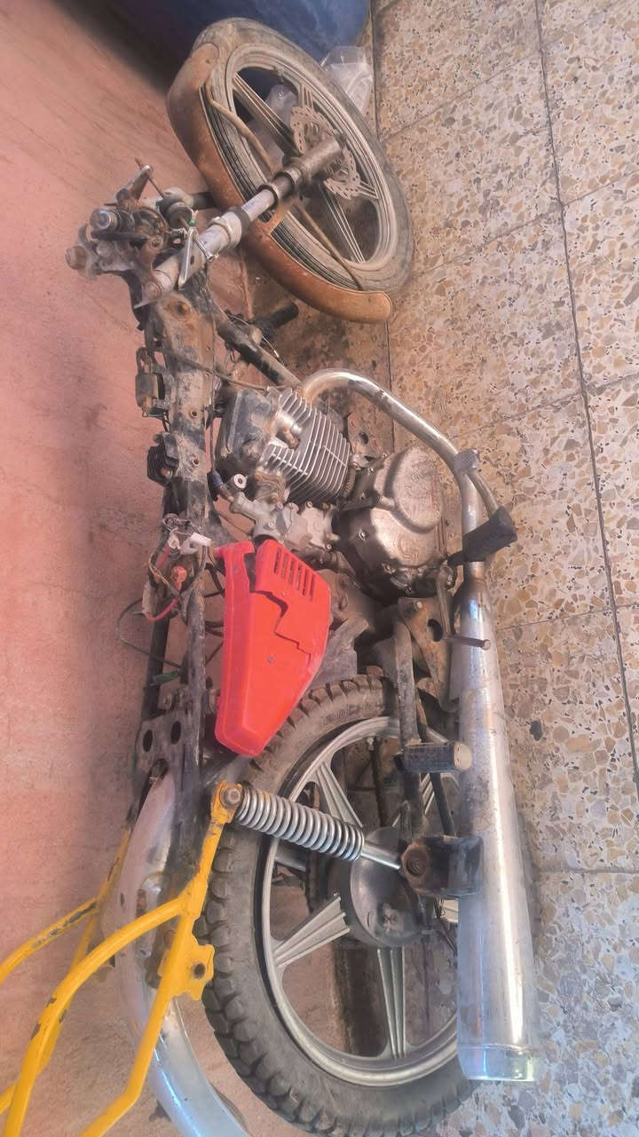 ايرانيه 5كير ضفيره ومكينه شغالات   وتاير امامي ويل خلفي نكسر 
دراجه ندعمت ورايد ابيعها تفيدك غراض تفيدك مكينه 
ابيعها كوم حديد قيم واخذ 
*********** مكاني جسر ديالى
