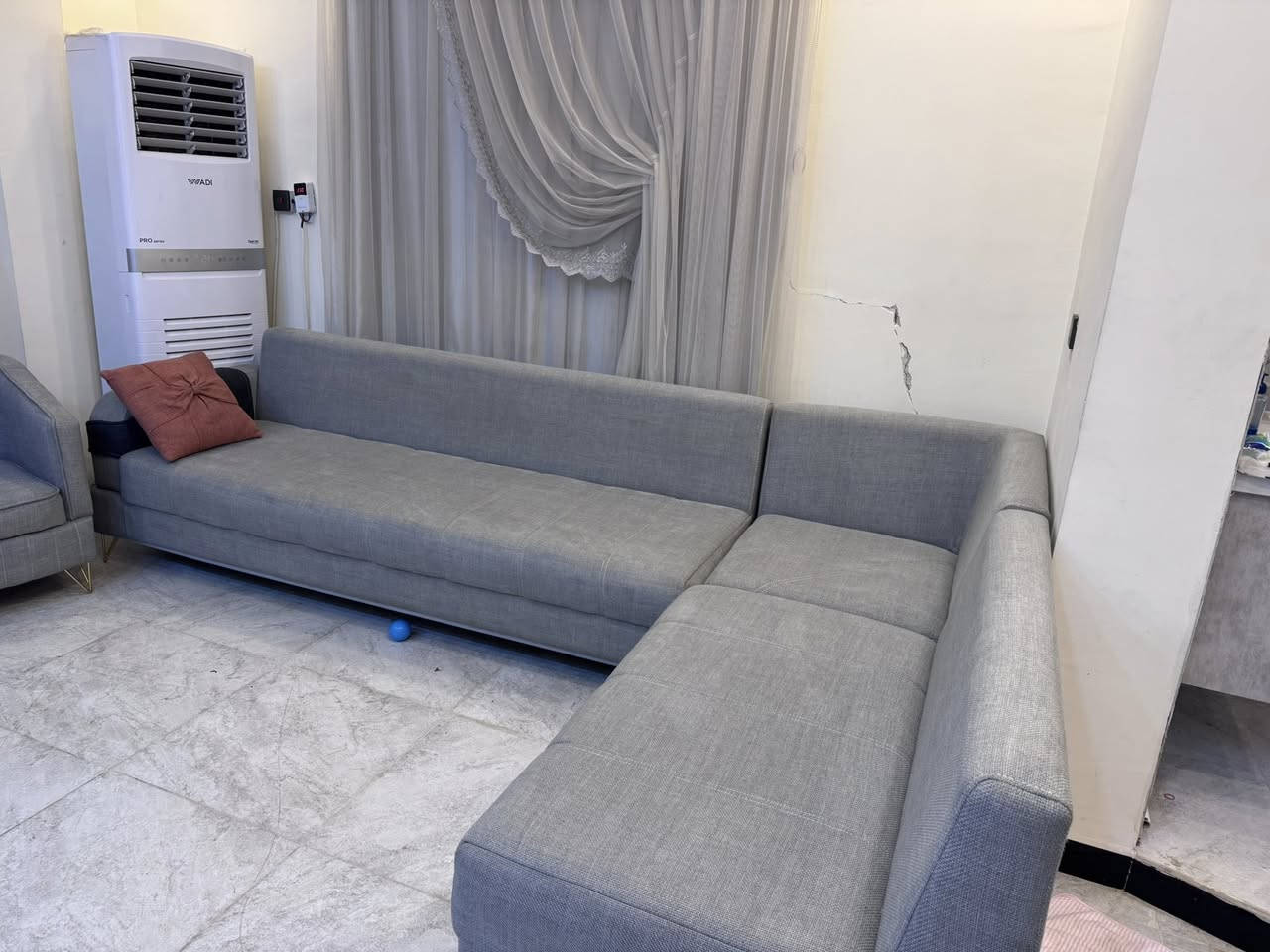 🛋️ للبيع قنفات ركنية
قنفات ركنية قماش درجة أولى مخمل، لونها رمادي فاتح مع تفاصيل رمادي غامق، شكلها أنيق ومريحة جداً للجلوس 😍
معاها ثلاث وسادات وردي خمري تزين المجلس، وكرسي منفرد من نفس الطقم
الظهر مبطن بأزرار تحس فيها الفخامة، وأرجلها ذهبية ✨

📐 القياسات:
 • الطول: 3 متر × العرض: 2 متر
 • عرض المقعد: 70 سنتم

الحالة: مستعملة وبحالة ممتازة نظافة 75%
💰 السعر: 850,000 د.ع
📞 للتواصل: ***********
