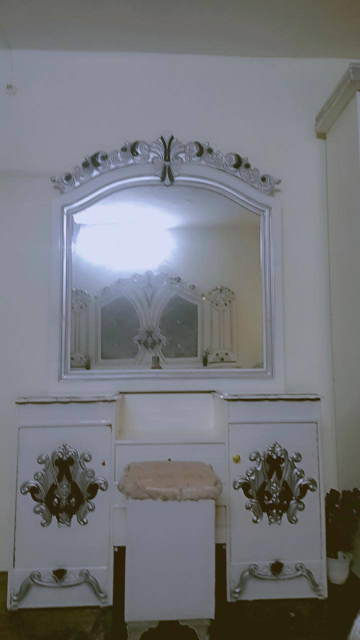 السلام عليكم غرفة مستعمل نضيف 9 قطع  السعر 900 ديالى بعقوبة *********** متوفر واتساب
