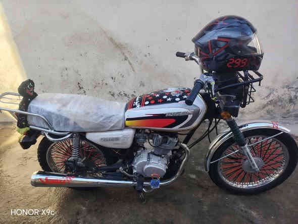 سلام عليكم شباب ماطور إيراني للبيع الماطور كلشي مابي شرط مكين الماطور ماناقصو اي شي فول نضافه كدام العين 2020السعر 500و بي مجال ***********
