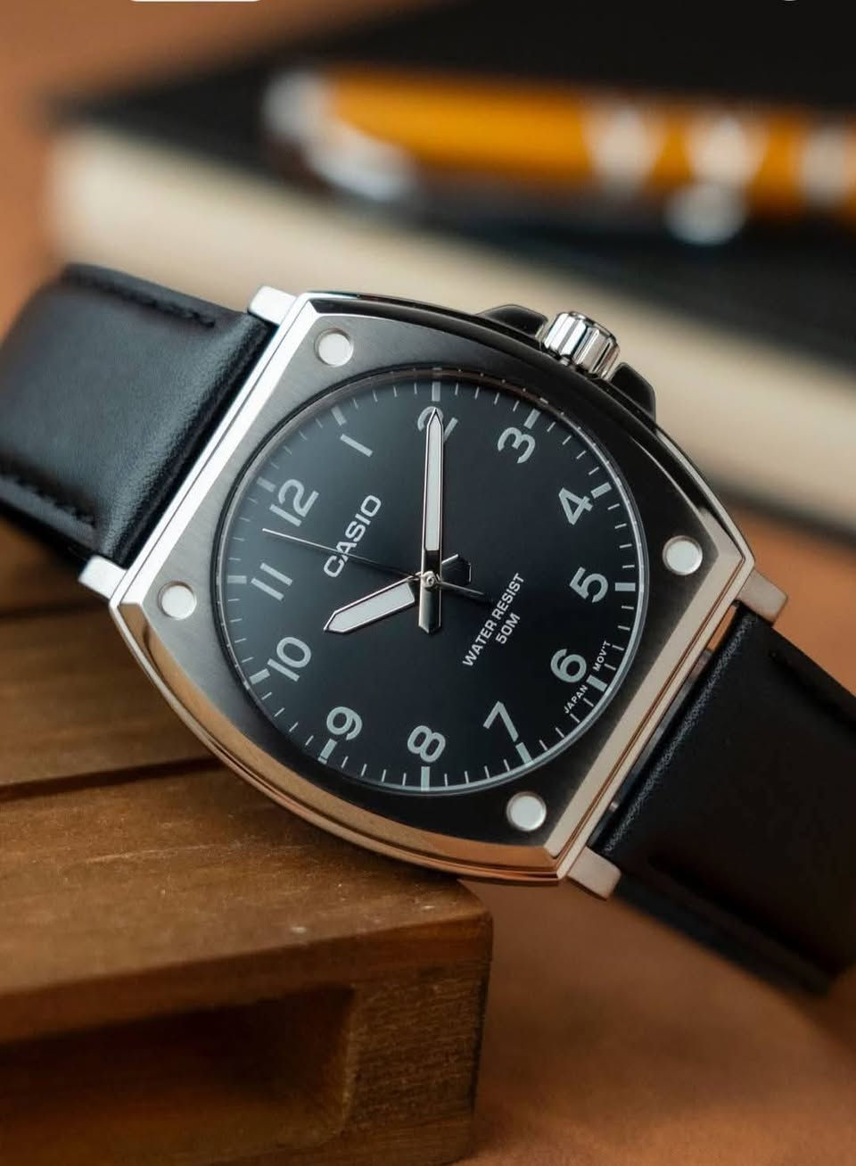 السلام عليكم             Casio Mtp
ساعة جميلة بمينا وأرقام واضحة. 

مواصفات الساعة ⌚️ 
1 جلد طبيعي 
2العقارب( لامينوس )فسفور مضيء كلش
3الكيس ستانلس ستيل 
4 جلد طبيعي
5 مقاومة للماء بضغط ٥٠ متر 

الساعة تتوفر مع أوراق ضمانها والحقيبة الخاصة بها نظافة الساعة ٩٧ % 
١١٠ وقابل للتفاوض.  

اذا مهتم بالشراء تواصل معي 🌹

***********
