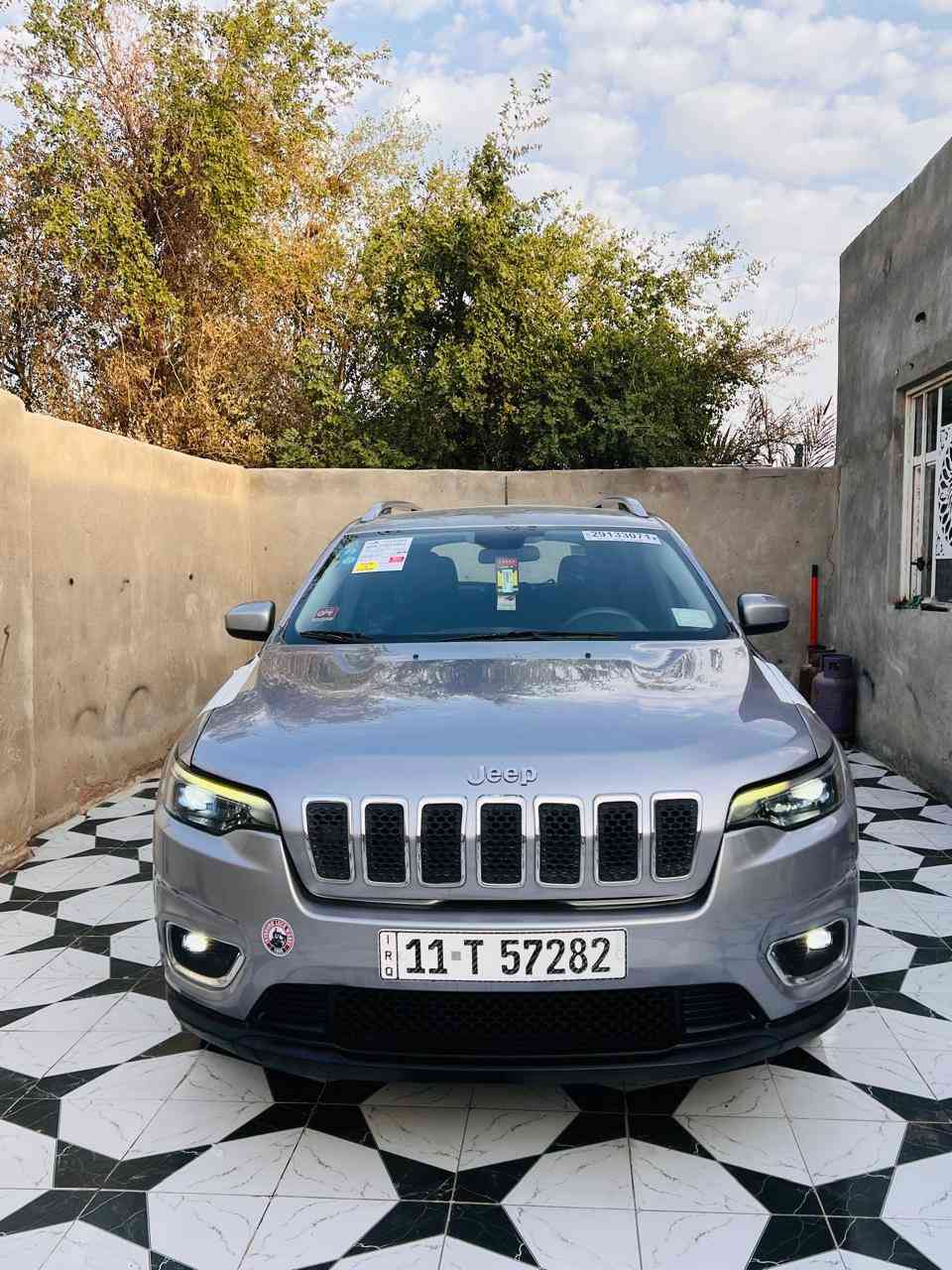 السلام عليكم ورحمة الله وبركاته.                             جيب بزون 2019 بغداد حره بسمي 
وارد امريكي حادث بنيد وجاملغ صبغ فقط صوره الحادث بل منشور باقي كفاله عام سياره جديده استخدام شخصي ماشيه 40 الف بوضع شركه بعده  مكينه  4 سلندر  مامفتوح موصفات حلوه نص فول السعر 129 وبيه مجال الشراي يتصل وبيه خير ويدلل 
مكاني ناصريه مركز                                                   اللاًستفسار اتصل. ***********
