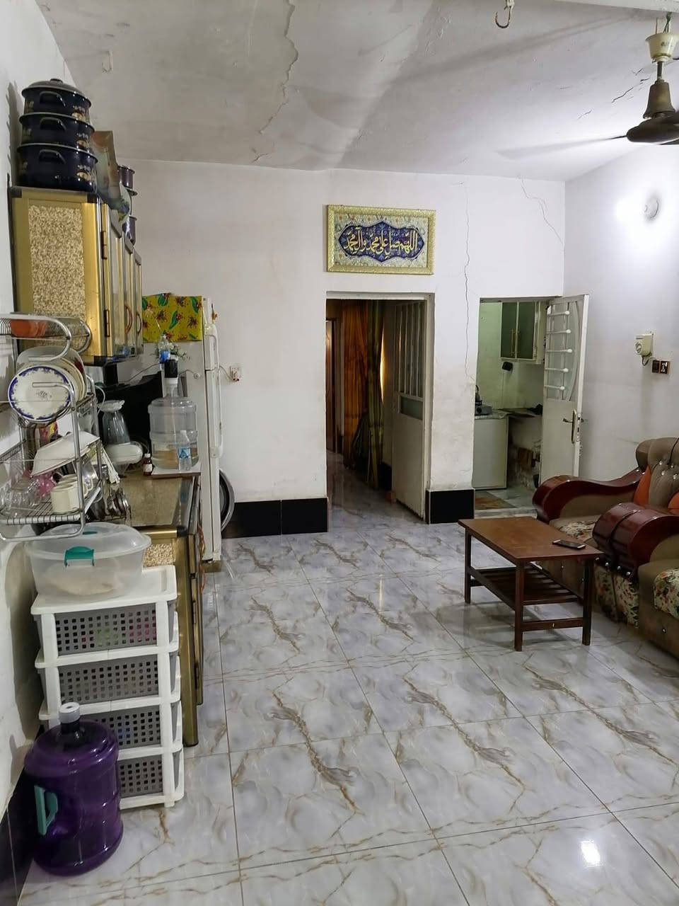 دار للبيع المساحه ٢٠٠ متر يحتوي غرفة نوم وحولي وأستقبال ومطبخ وكراج ومحل تجاري بناء البيت مسلح طابوق العنوان  الاصلاح من ضمن التسعين دار فرع  مدرسة عشتار ***********
