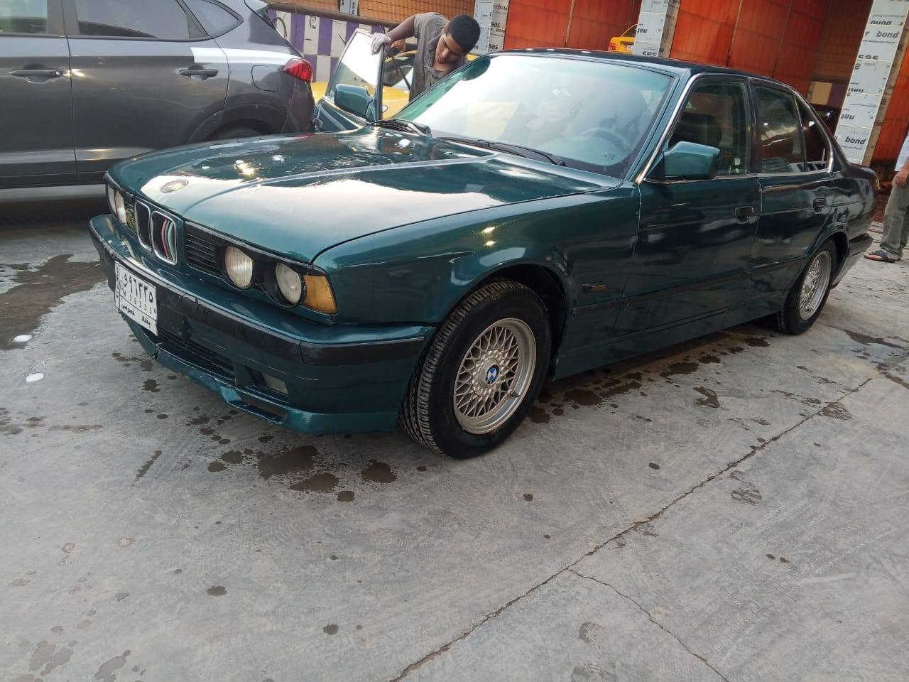 السلام عليكم البيع او مراوس بيم مديل 1990سياره جاهزه مكيه بيه نسمه بخار قليل كير جديد حداديه 80 سنويه صاقطه مكان بل الديوانيه رقم بي واتساب *********** سعر 65بيه مجال
