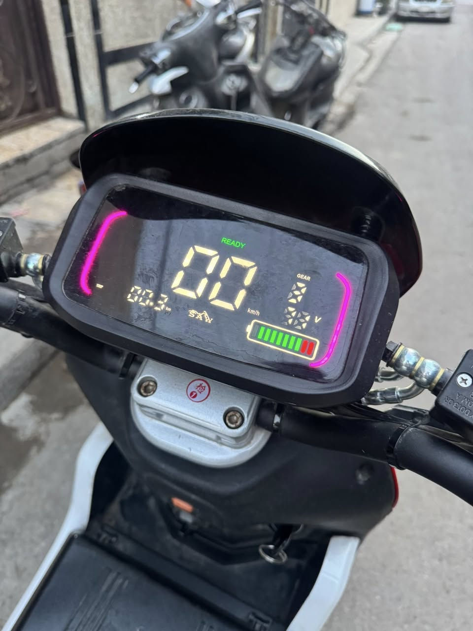 دراجه شحن رينكس موديل 2025 نضيفه ومابيها  اي عيب من كل النواحي نضيفه وكلش زينه بس بطاريتها ضعيفه دراجه اخذتها قبل 6 اشهر ولكن سبب الي خلّاها بطاريتها تتعب نسيتها على الشحن اكثر من 12 ساعه لان مجانت عندي شاحنه تفصل وهسه جبتلها شاحنه اصليه بس تفول تفصل كلشي نضيف بيها وشغال مكاني بغداد للاسفسار ***********
