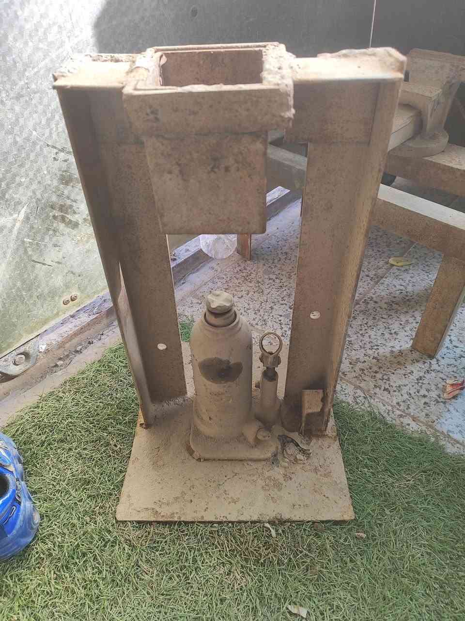 السلام عليكم 
ميزان 60 كيلو ب25
جك بريس ب30
منكنه بيها كسر وملحومه شغاله ب30
صوبه ناشنل ب85
مكاني حله يوجد توصيل 
موجود على الفيس وهذا رقمي
***********
