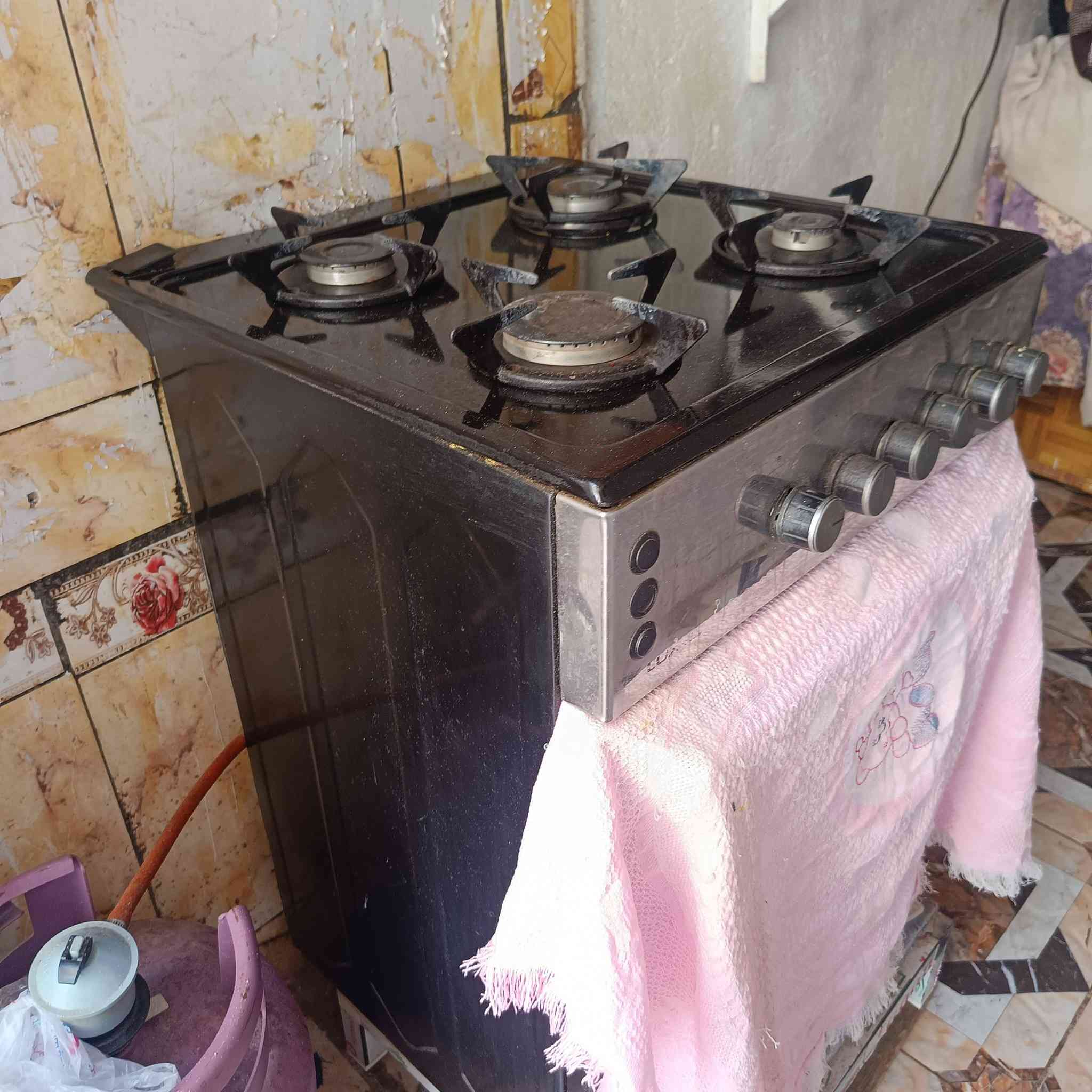 السلام عليكم للبيع ثلاجه وطباخ بالإضافة دوشك نفرين ضغط طبي واتساب ***********
