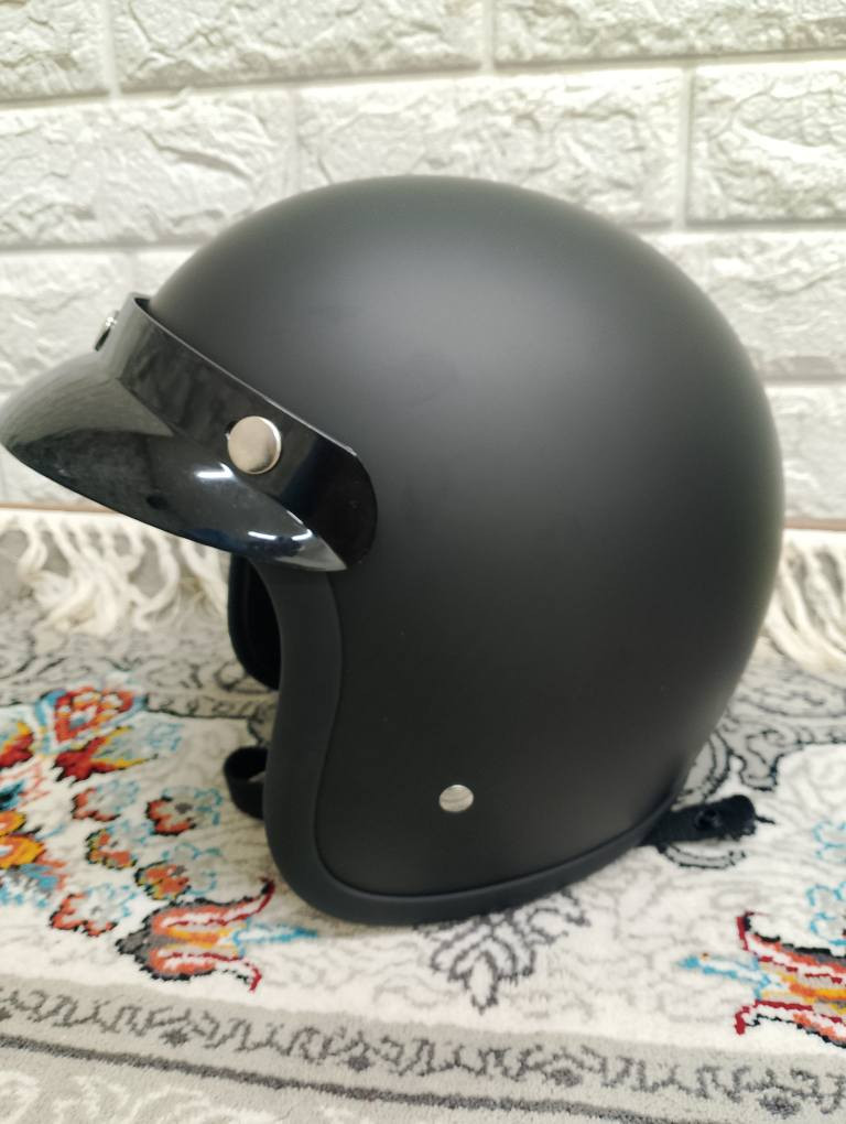 خوذة (كاسكيت) موديل كلاسيك - درجة أولى
​هذا الخوذة مو بس شكل وديكور، هاي أصلية ومواصفاتها تختلف عن العادي بالسوق:
​مواصفات أوروبية (ECE 22.06): الخوذة بيها ختم E9 الأصلي على الحزام (كود إسبانيا)، وهذا يثبت إنها مطابقة لأحدث شروط السلامة بأوروبا، مو مثل الخوذ العادية.
​شهادة DOT: مجتازة اختبارات السلامة الأمريكية، يعني حماية حقيقية للرأس مو بس منظر.
​البطانة الداخلية: الإسفنج مالتها جودة عالية وضد الحساسية، مريحة جداً باللبس وتتحمل استخدام طويل.
​قفل وحزام متين: الحزام مالتها قوي والقفل حديد مو بلاستيك، حتى يثبت وما ينفتح وقت الصدمات.
​اللون: أسود مطفي (Matte Black) فخم، خفيفة الوزن وما تتعب الرأس بالسياقة. السليمانية, العراق


**إذا كنت صاحب هذا الإعلان وتريد حذفه لأي سبب، رجاءا أرسل رسالة إلى الدعم الفني**