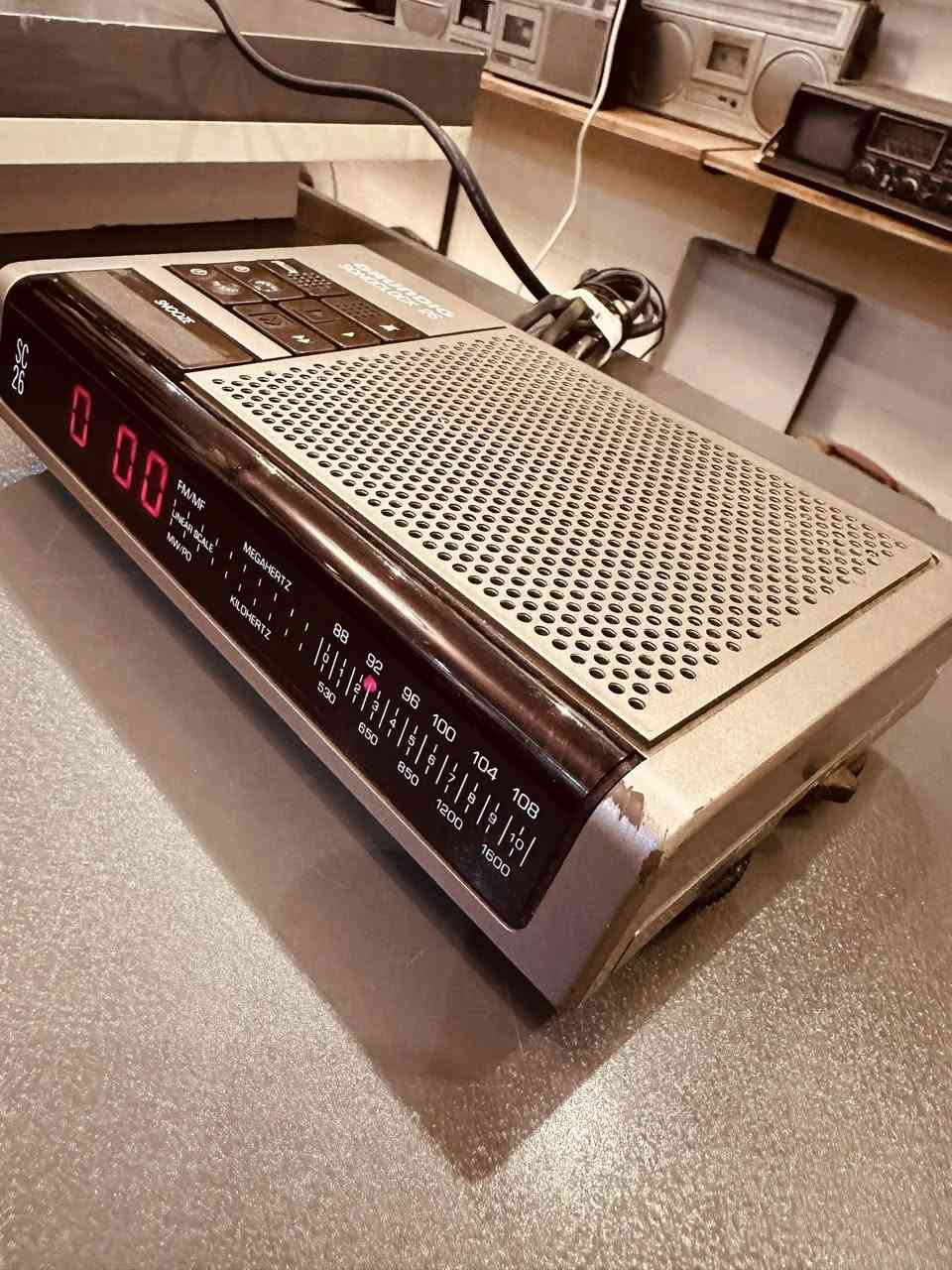 راديو الماني كروندك  مع ساعة منبه 2 موجة اف ام و اي ام
*********** واتساب المحل في السليمانية يوجد توصيل
