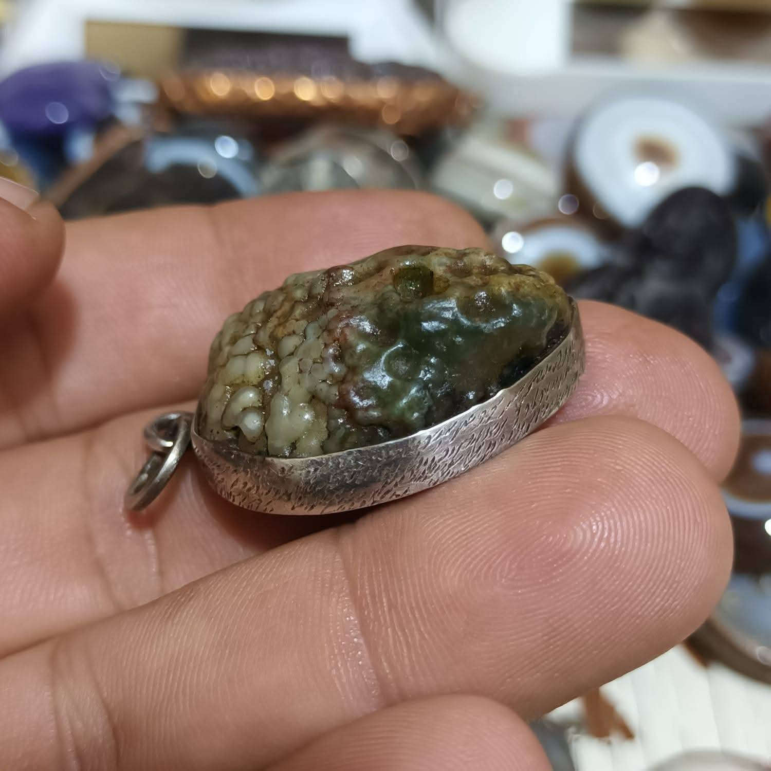 🐉❤️حجر زوعة الحية الاصلي قلادة فضه اصلي مخطوطة على الفضة ومطلسمة بالظهر شوفوها بعيونكم قطعة قديمة حيل و من ارقة أنواع زوعة الحية العنوان بغداد الأمين يوجد خدمة توصيل كافة المحافظات 
***********
