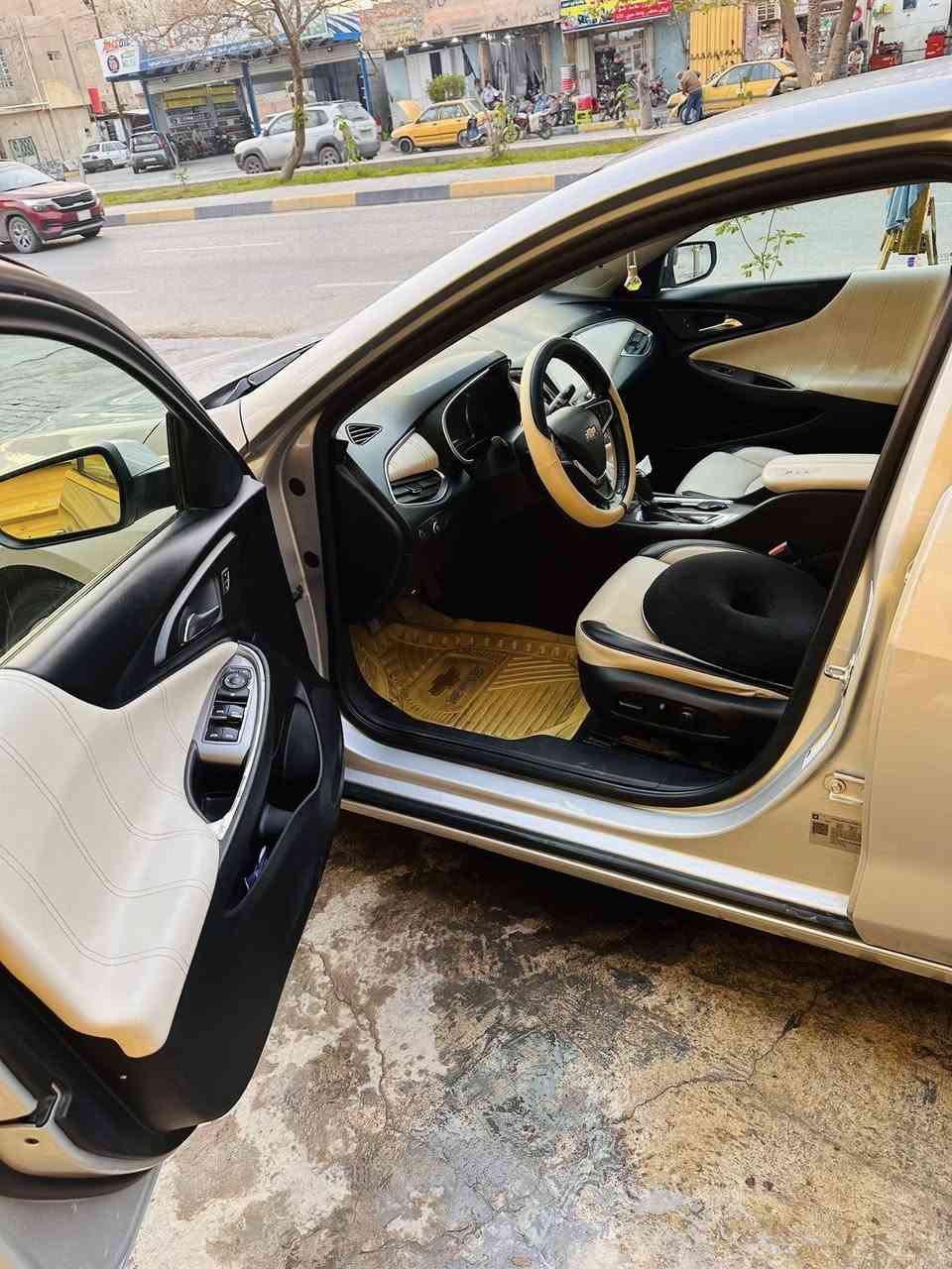 متحصل هيج نضافة وسعر بكل العراق

شفروليه ماليبو (2018)

لون سلفر
دواخل لونين أسود وبيجي
ماشيه 122000 ميل

الحادث
جاملغ السائق بيه ضربة خفيفة موضحة بالصورة
صبغ جاملغ أمامي عدد 2
دعامية أمامية

المواصفات
كرسي السائق كهرباء
تدفئة وتبريد شغال
مثبت سرعة
شاشة كبيرة تدعم أبل كاربلاي
إشارات مرايا
تخم تاير جديد
لسياره صايرتلها ادامه كامله 
تجي تشغل وتروح

المحرك والكير والشواصي مكفولات
حجم المحرك 1.5 توربو
رقم السيارة كربلاء تحويل ثاني يوم
مكان السيارة كربلاء

الـسـعـر ( 15٫750) 15 مليون و 750 الف 

مكاني: كربلاء
للاستفسار الاتصال على: ***********
